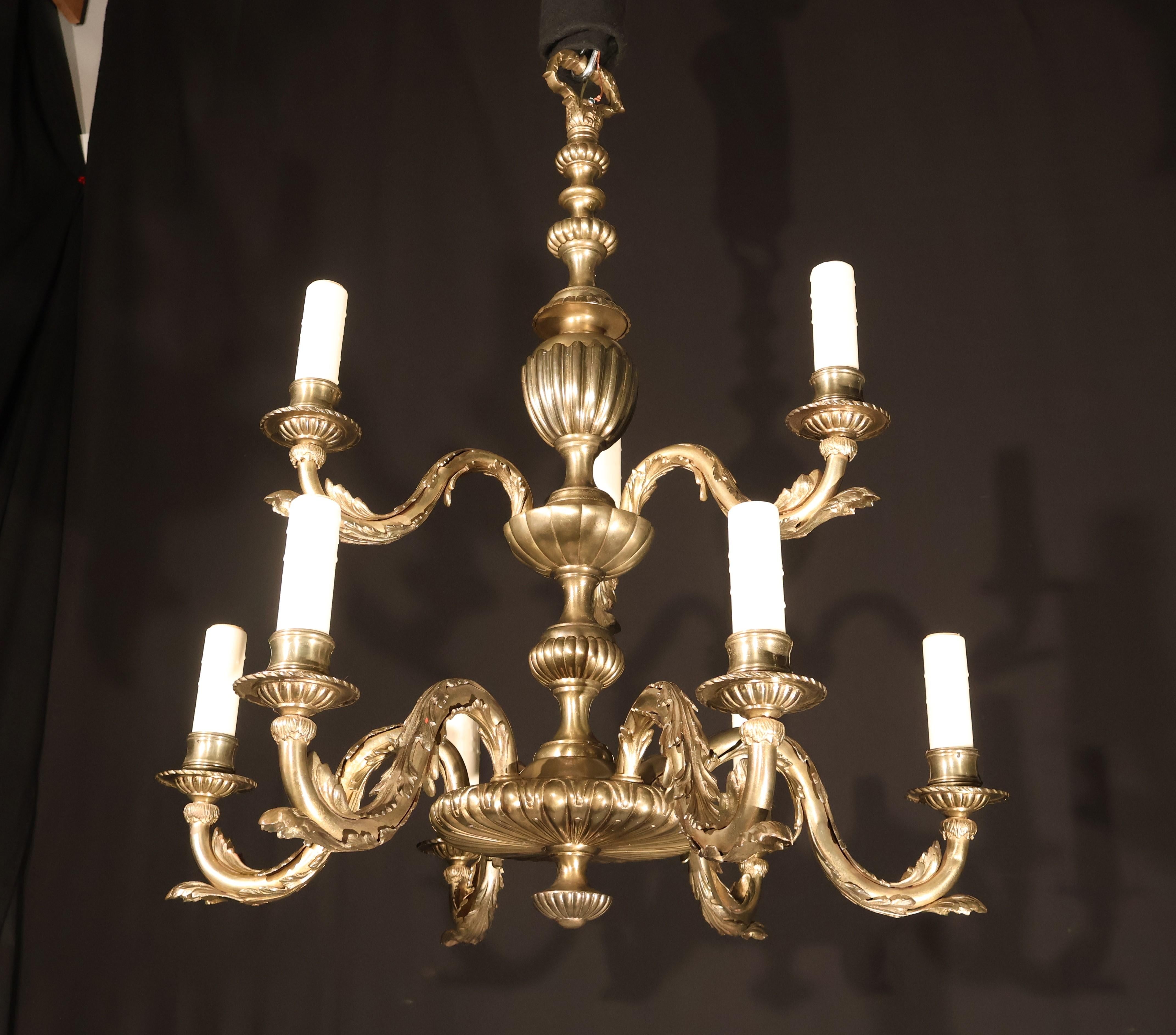 Neoclassico Lampadario a due piani in bronzo dorato in vendita