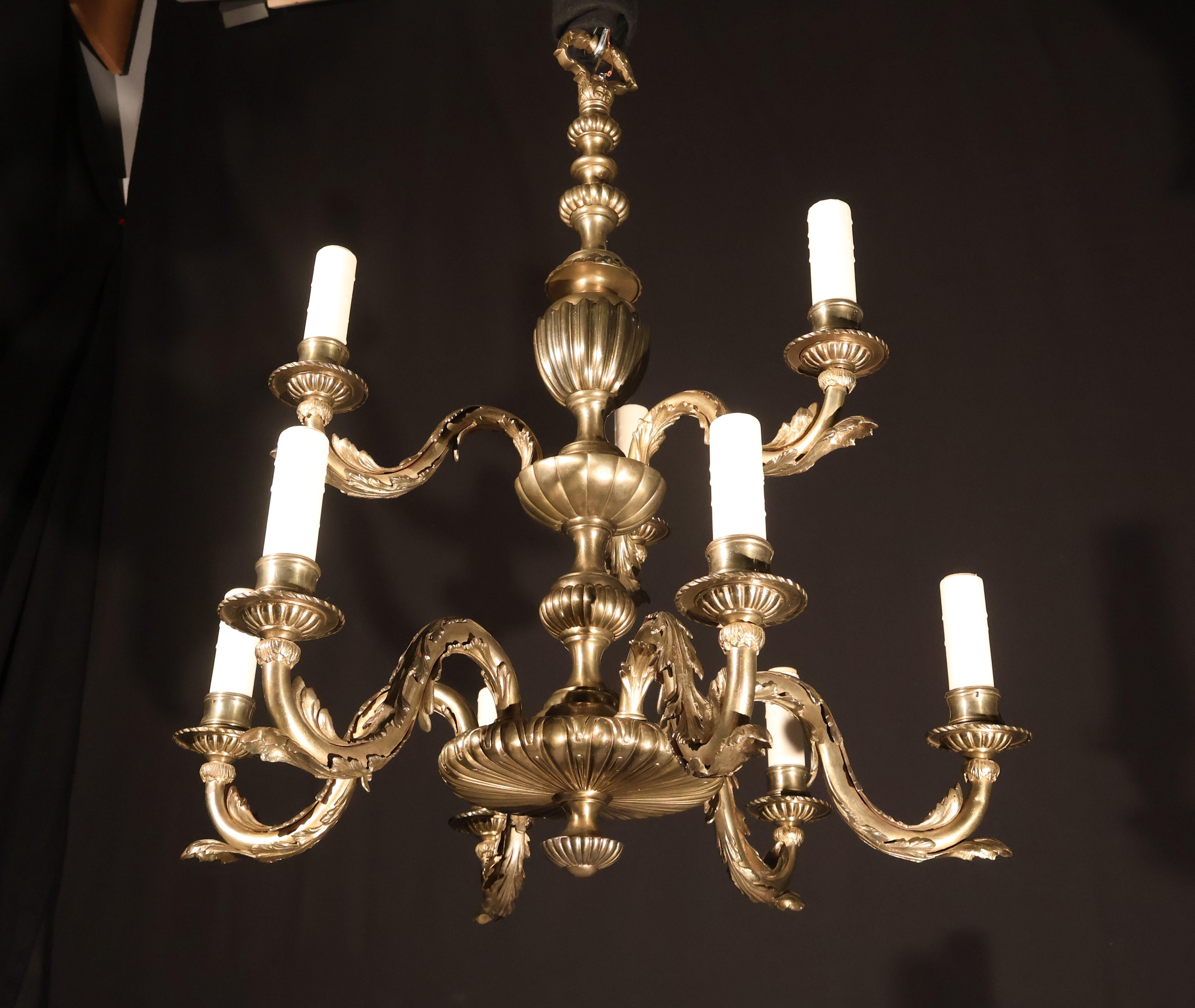 Francese Lampadario a due piani in bronzo dorato in vendita