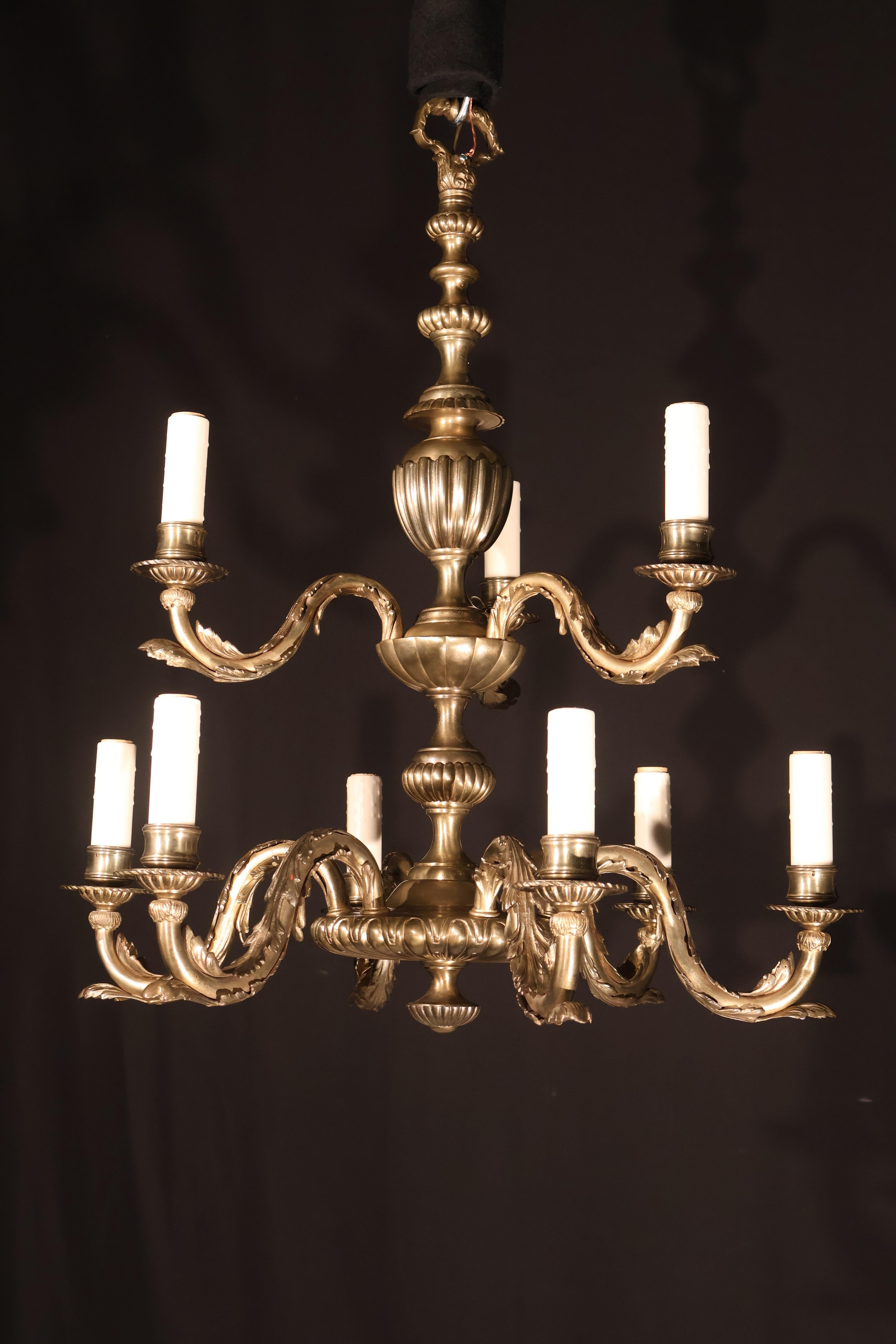 Lampadario a due piani in bronzo dorato In condizioni buone in vendita a Atlanta, GA