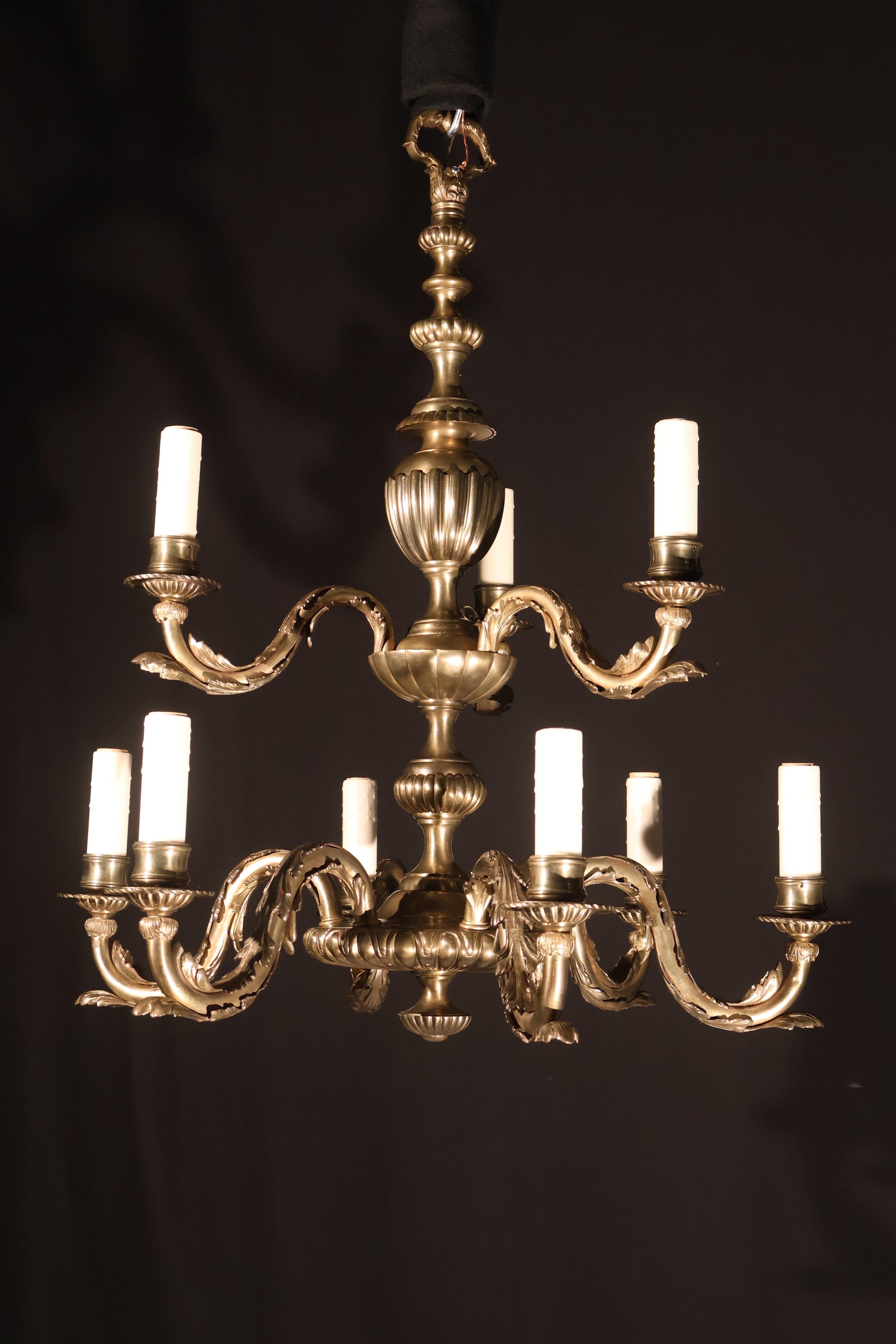Inizio XX secolo Lampadario a due piani in bronzo dorato in vendita