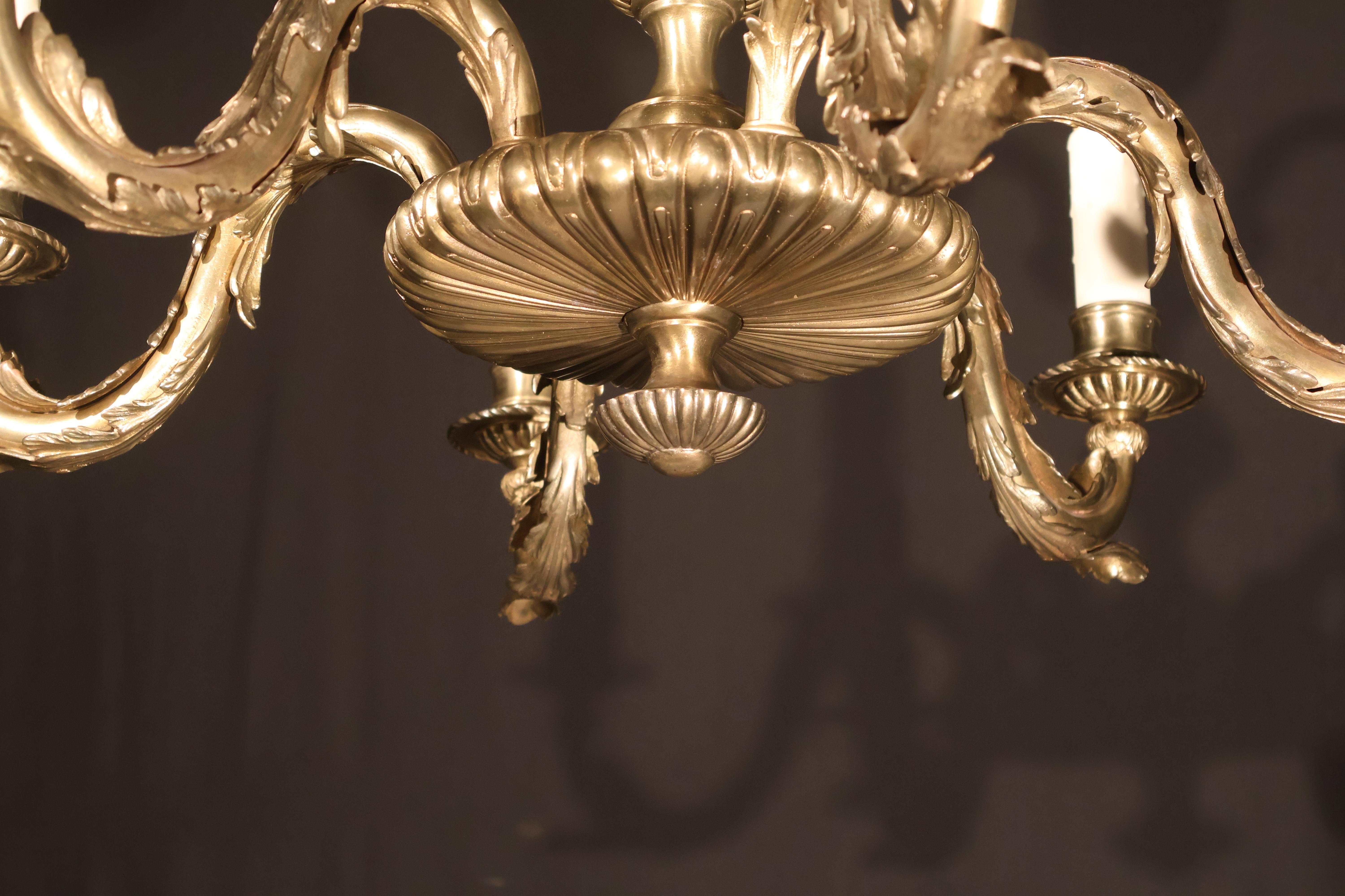 Lampadario a due piani in bronzo dorato in vendita 1