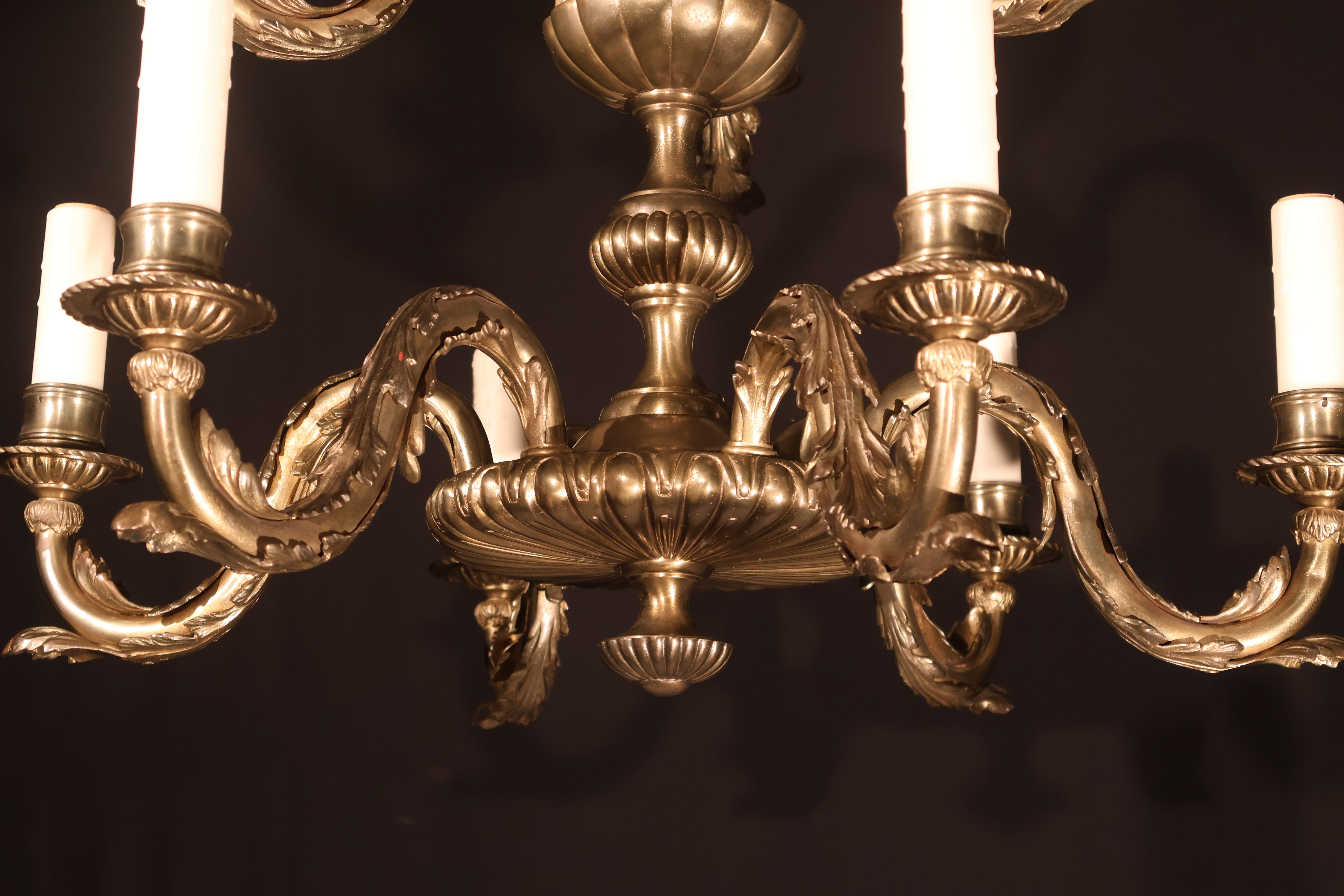 Lampadario a due piani in bronzo dorato in vendita 2