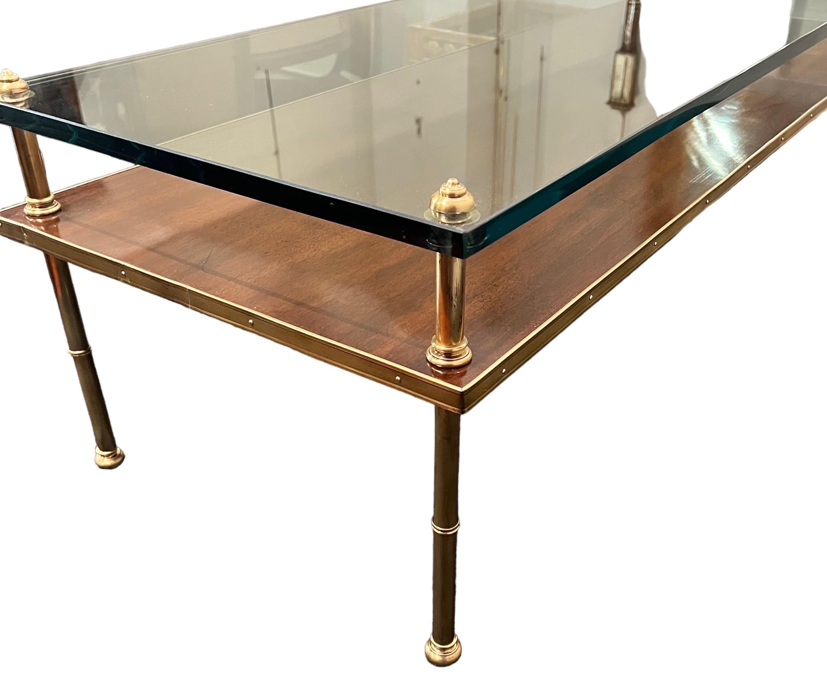 Vergoldete Bronze, Nussbaum und Glas Niedriger Tisch (Louis XVI.) im Angebot