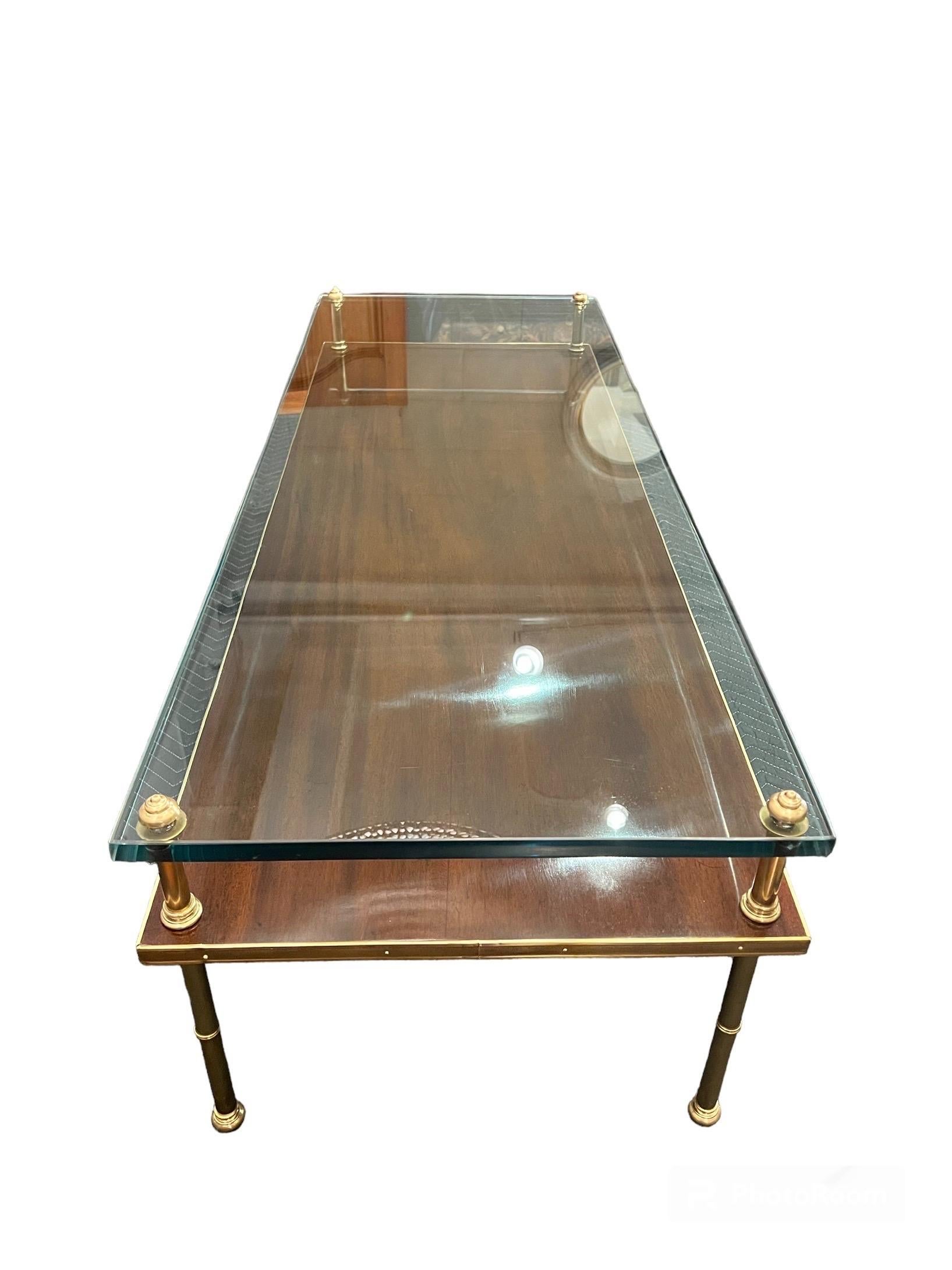 Mesa baja de bronce dorado, nogal y cristal Bronce en venta