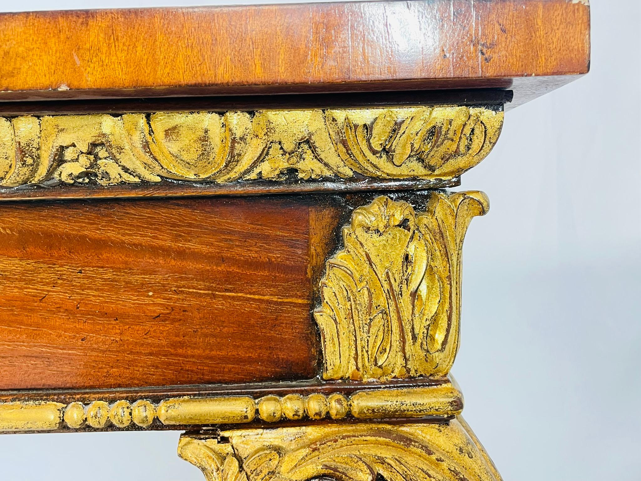 Table console en acajou sculpté et doré par Maitland Smith, style néoclassique en vente 4