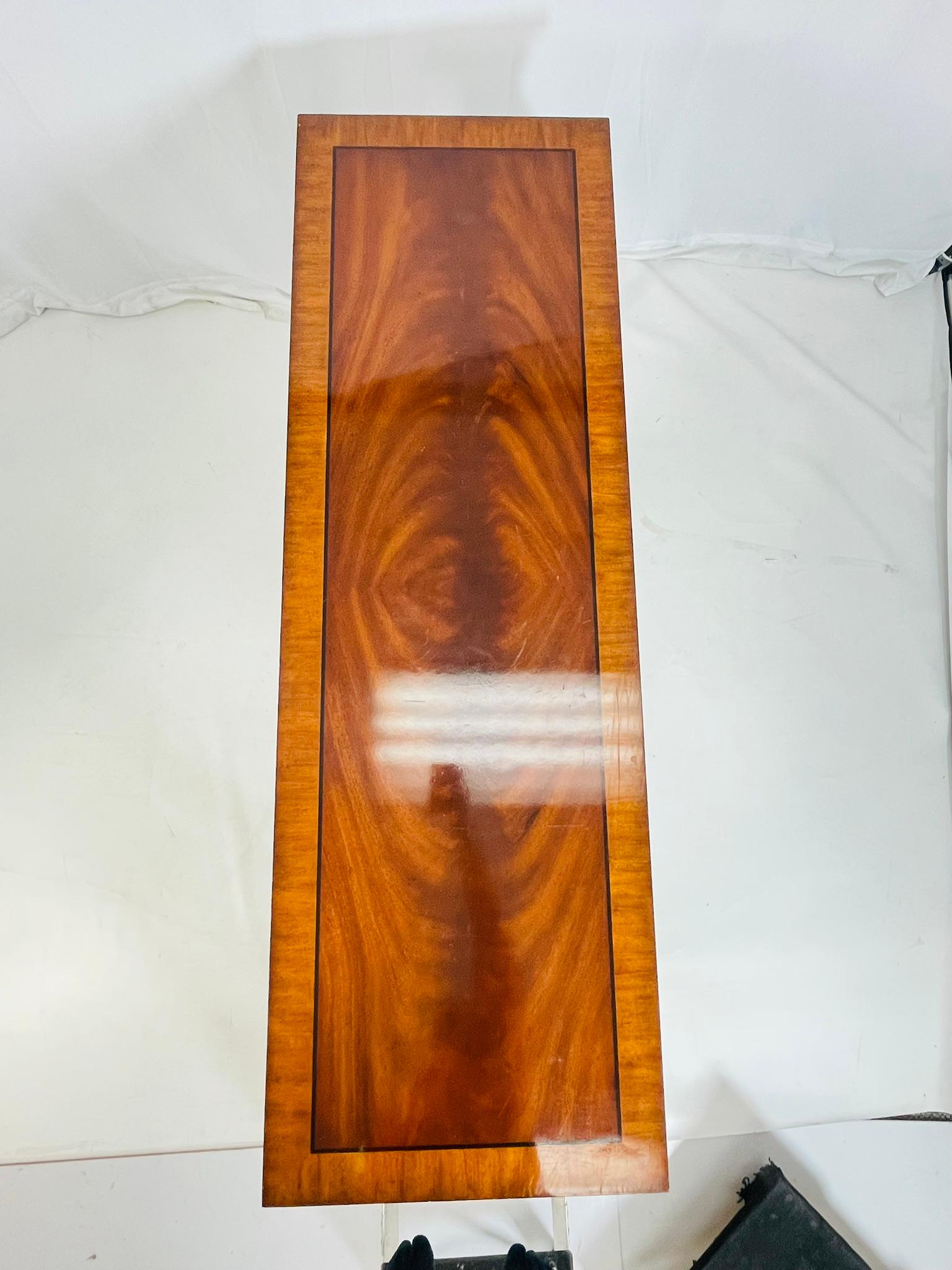Fin du 20e siècle Table console en acajou sculpté et doré par Maitland Smith, style néoclassique en vente