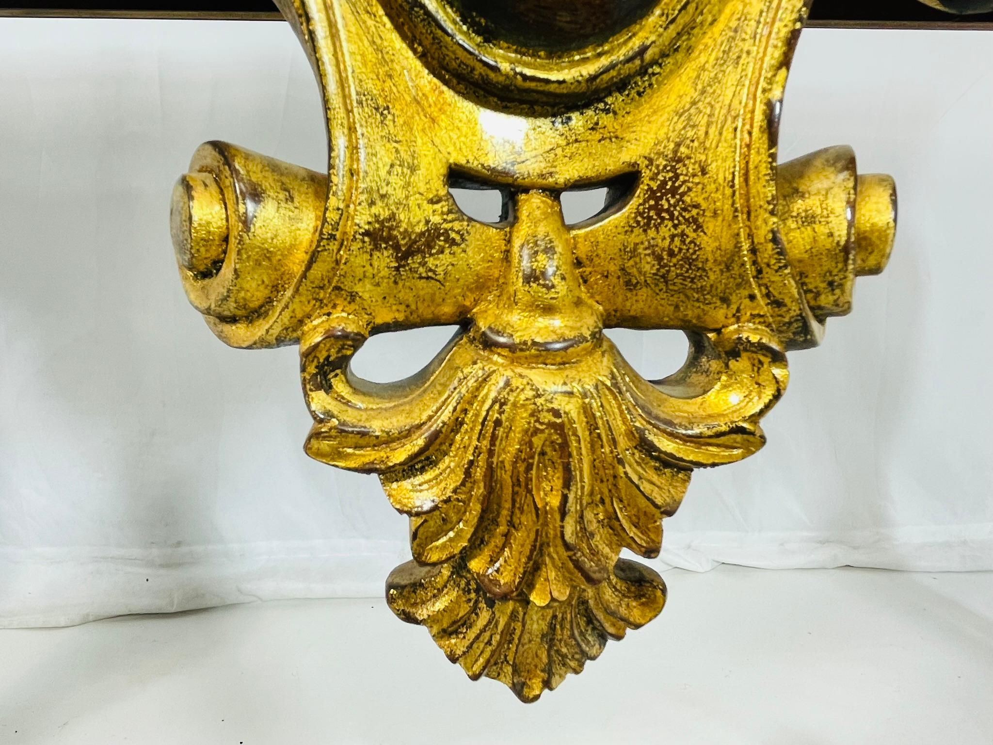 Bois Table console en acajou sculpté et doré par Maitland Smith, style néoclassique en vente