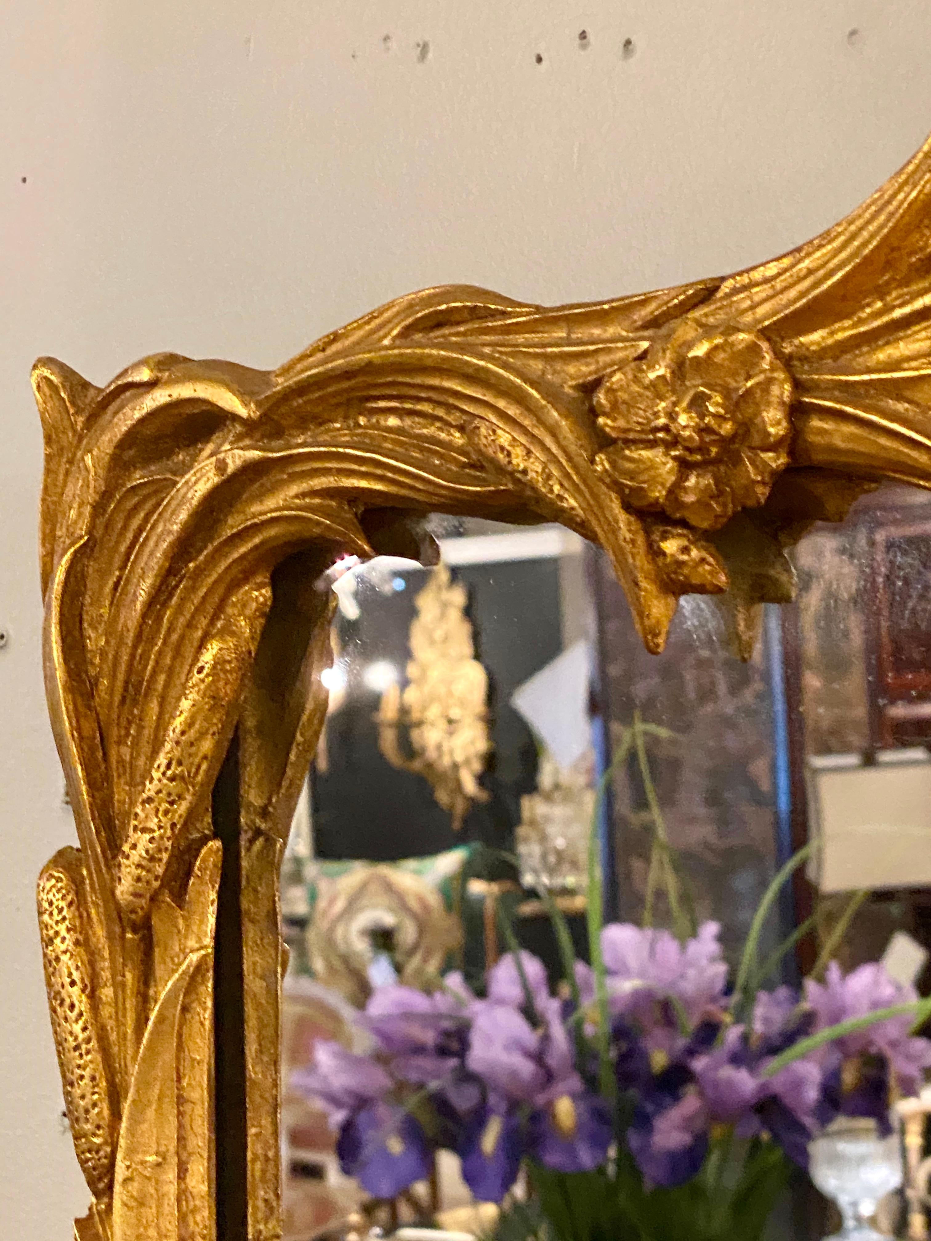 Gilt Carved Shell Motif Italian Mirror In Good Condition In Manhasset, NY