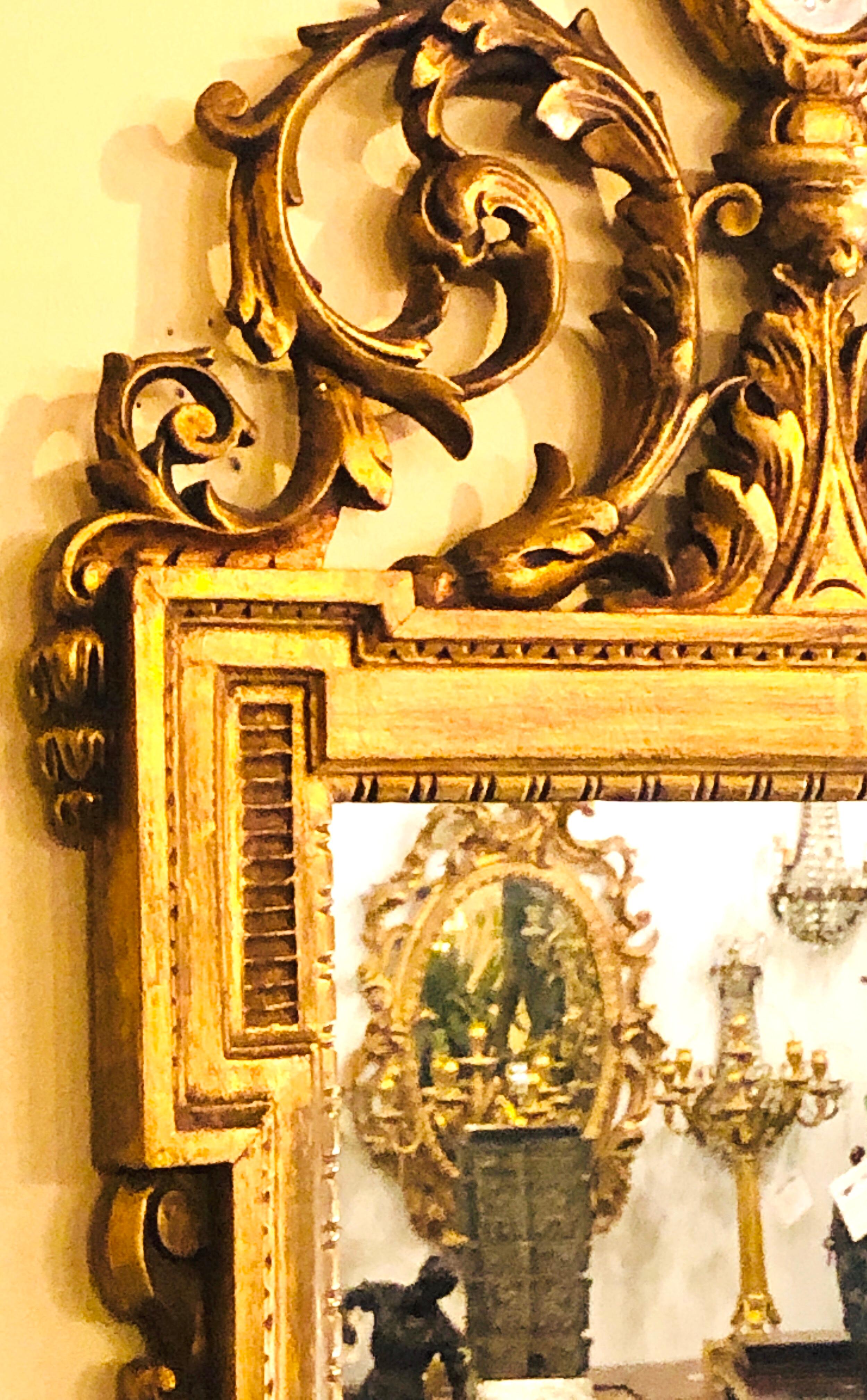 Vergoldeter, geschnitzter Wand-, Konsolen- oder Tischspiegel mit hohem, offenem Fleur-de-Lis-Pediment im Angebot 4