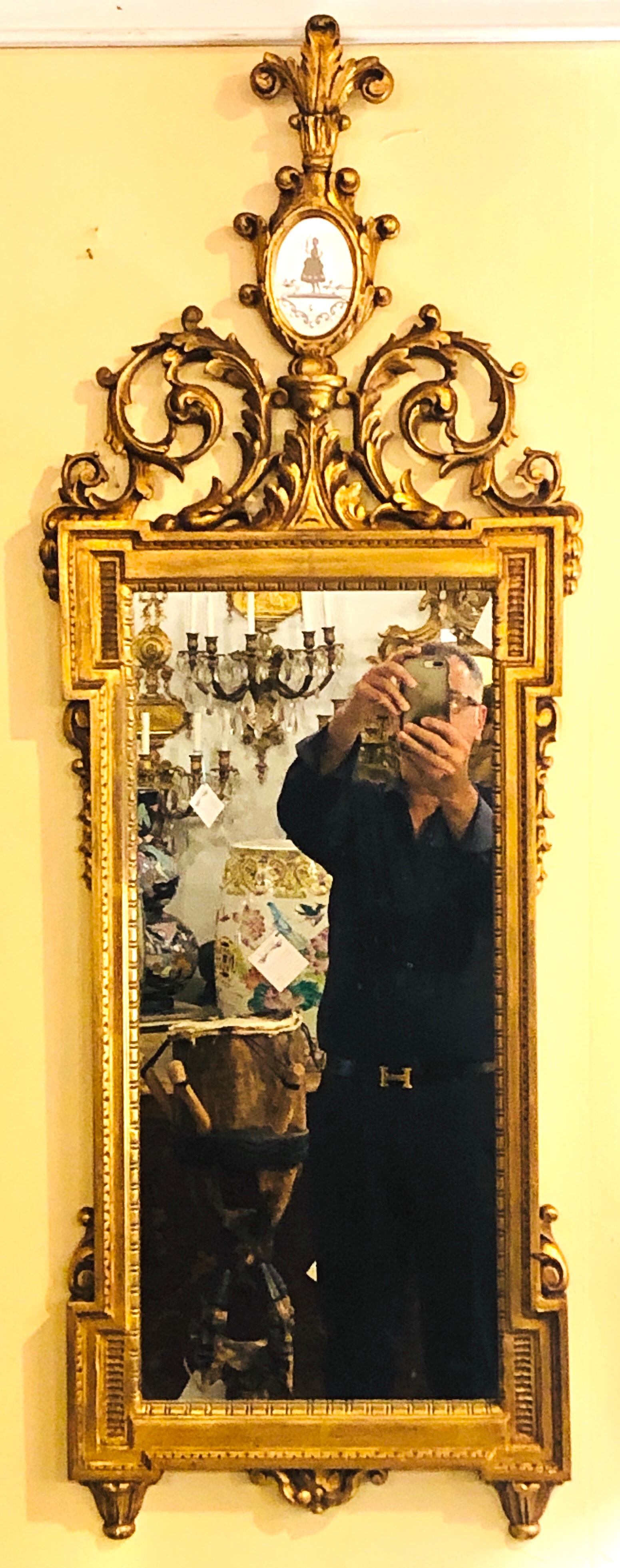 Miroir mural, console ou miroir de table sculpté et doré avec fronton Fleur-de-Lis ouvert en vente 6