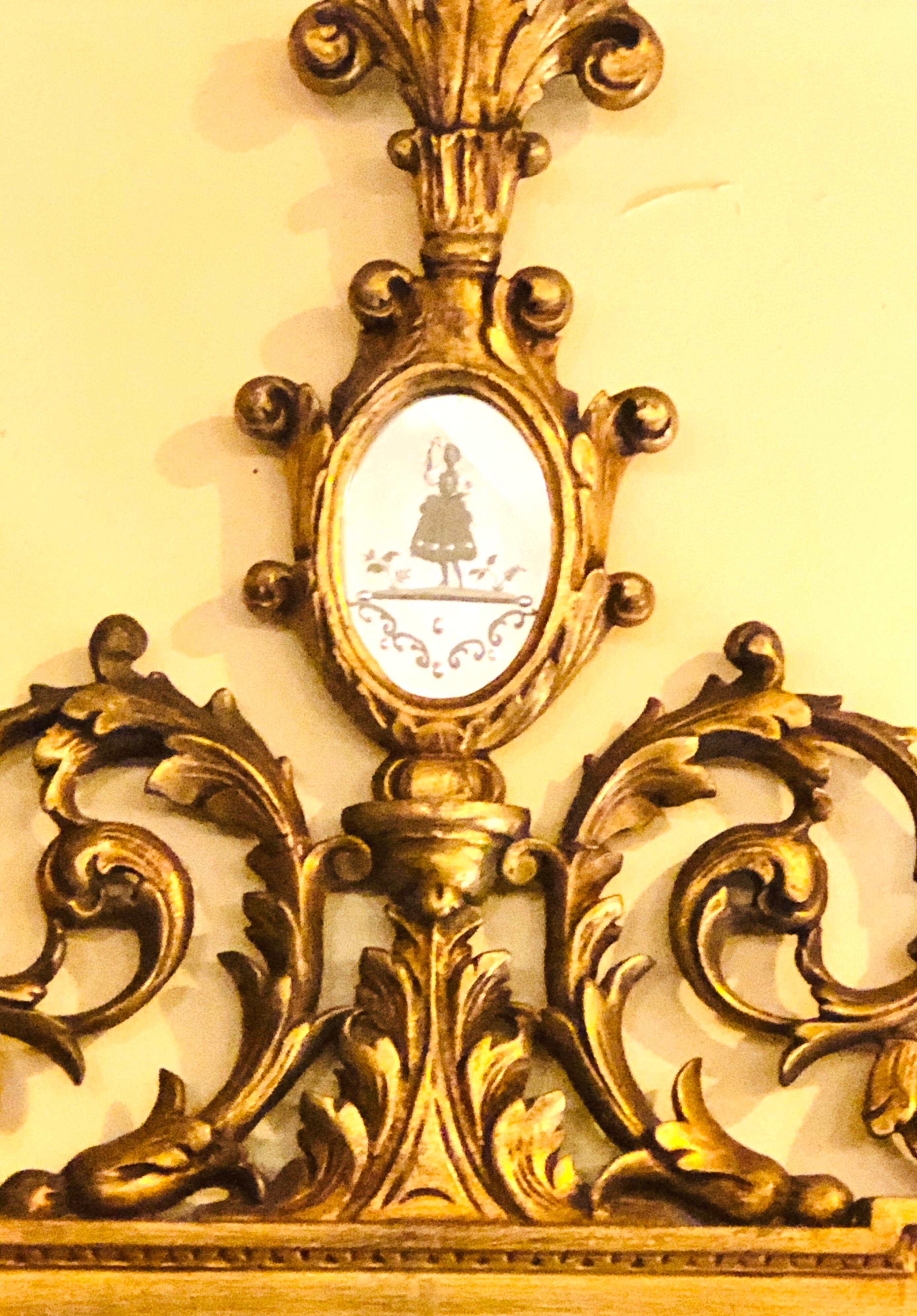 Vergoldeter, geschnitzter Wand-, Konsolen- oder Tischspiegel mit hohem, offenem Fleur-de-Lis-Pediment (Federal) im Angebot