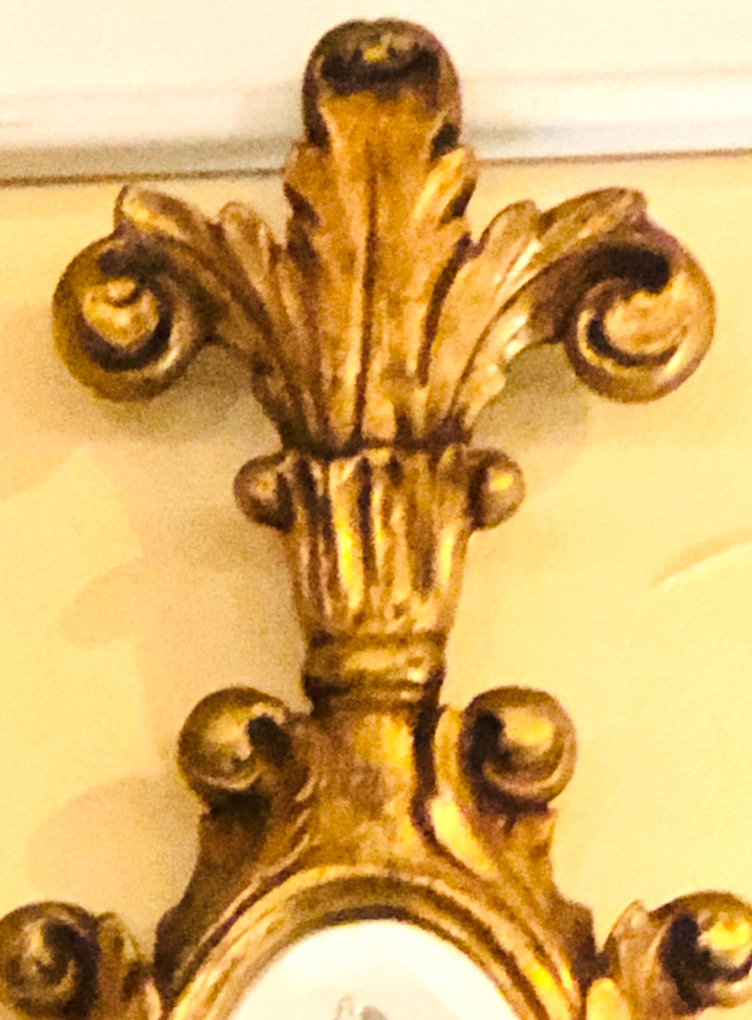 Vergoldeter, geschnitzter Wand-, Konsolen- oder Tischspiegel mit hohem, offenem Fleur-de-Lis-Pediment im Zustand „Gut“ im Angebot in Stamford, CT