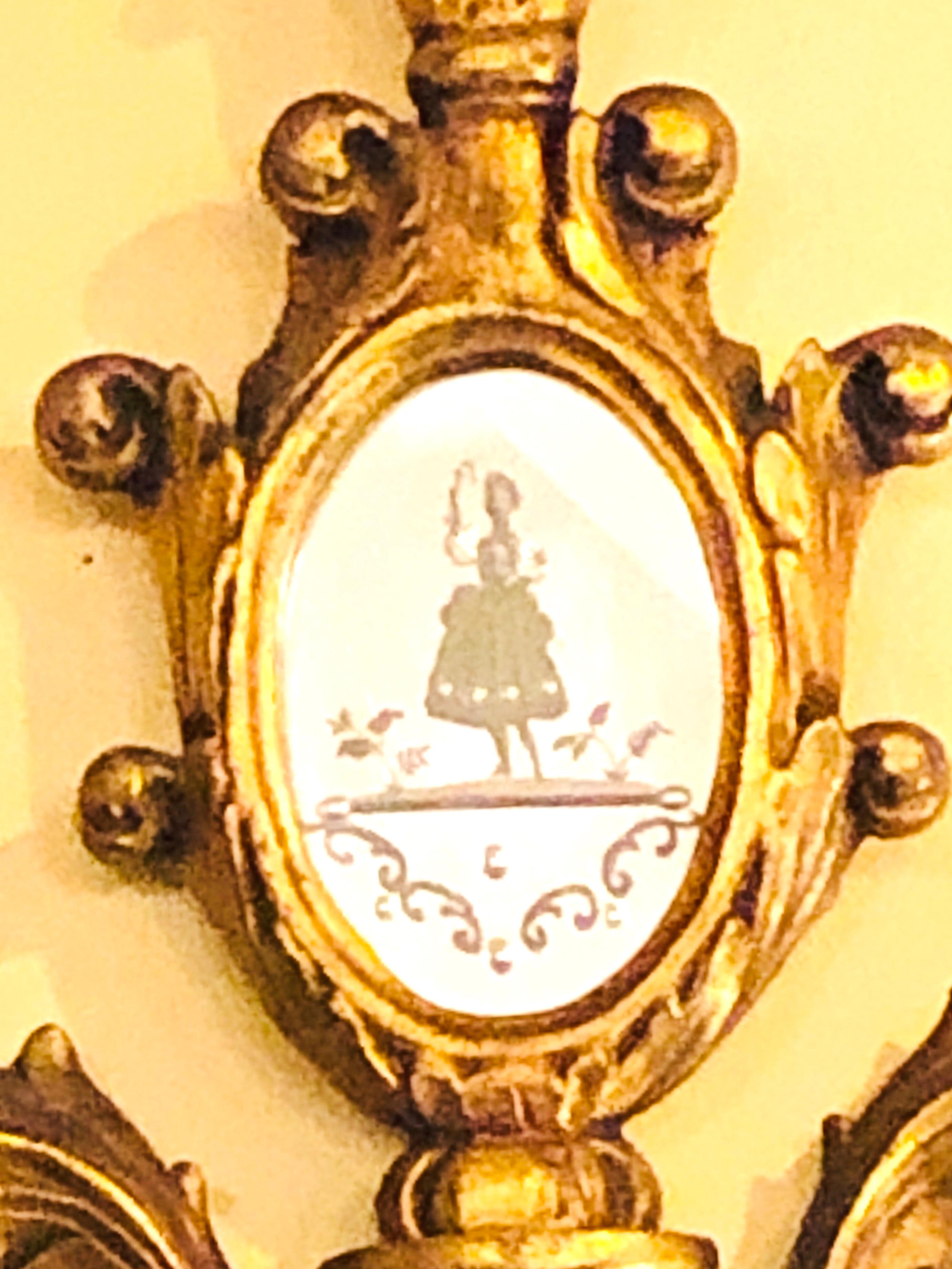 20ième siècle Miroir mural, console ou miroir de table sculpté et doré avec fronton Fleur-de-Lis ouvert en vente
