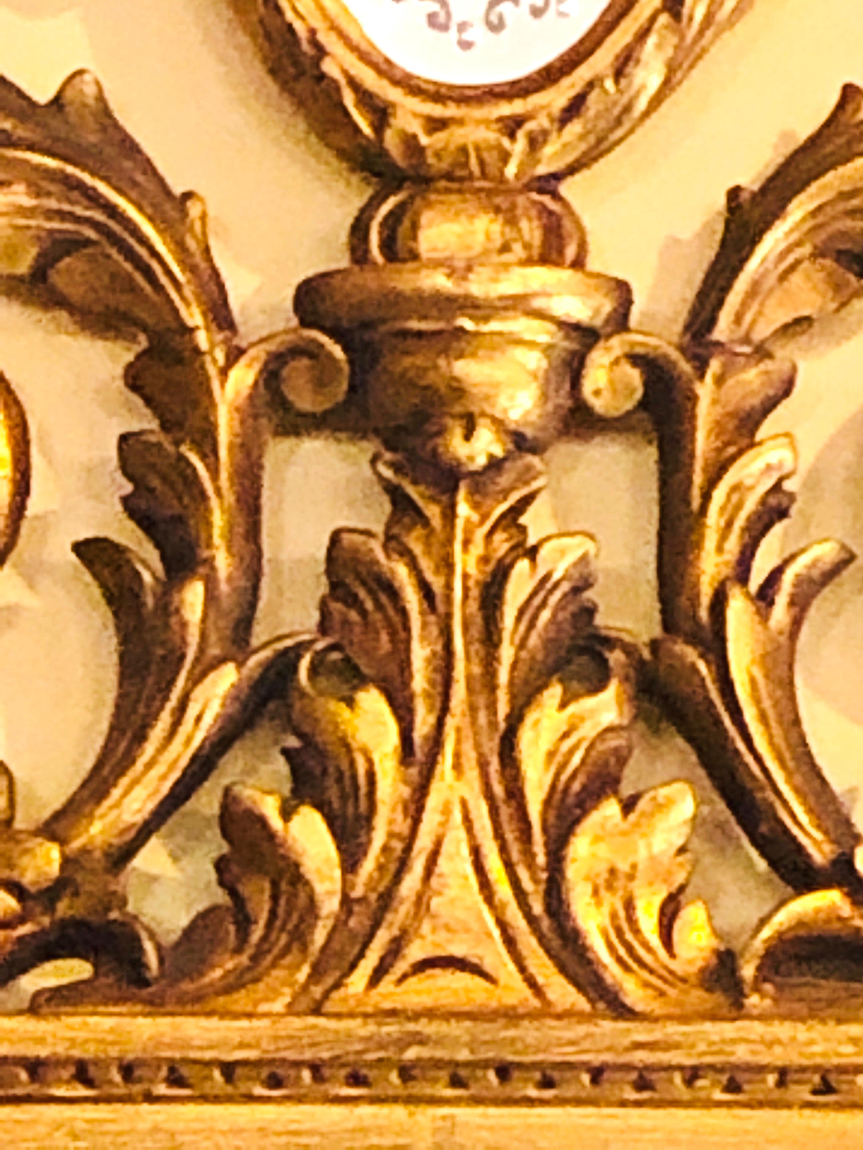 Vergoldeter, geschnitzter Wand-, Konsolen- oder Tischspiegel mit hohem, offenem Fleur-de-Lis-Pediment (Spiegel) im Angebot