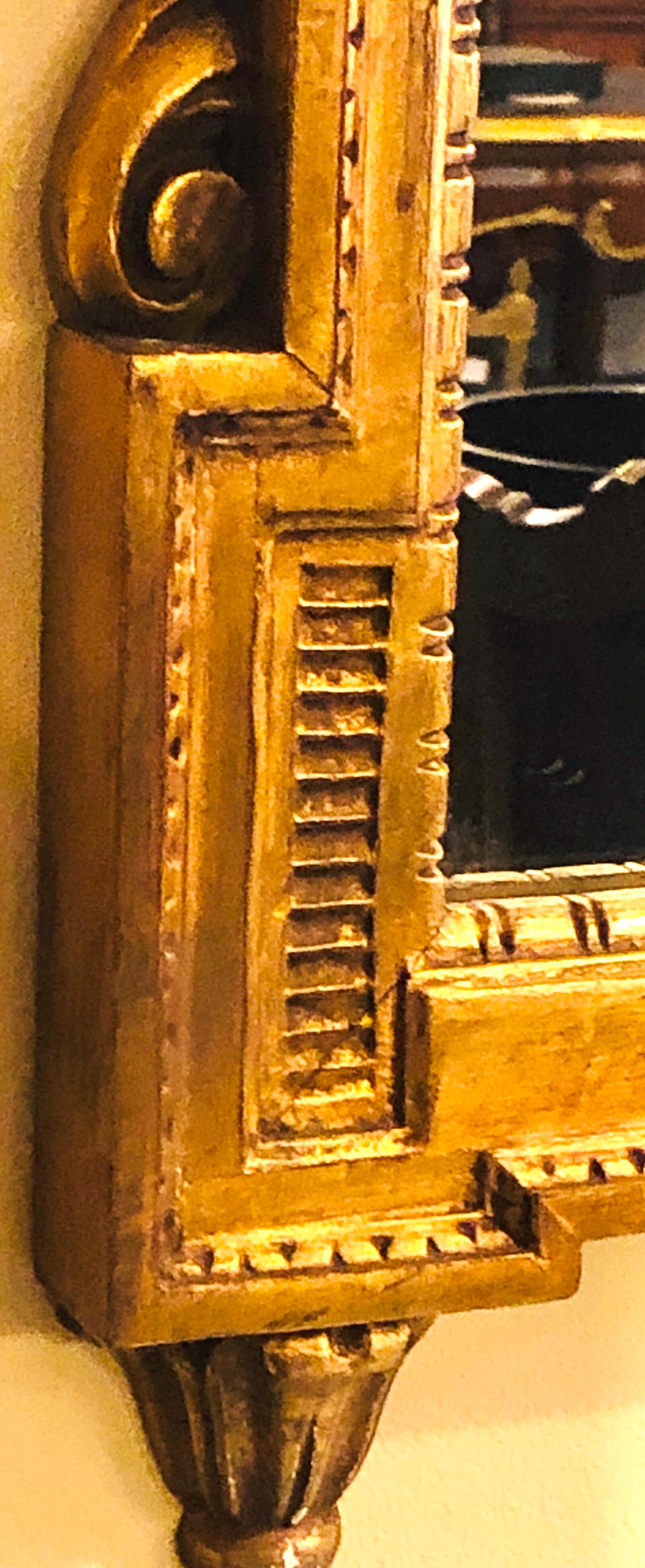 Vergoldeter, geschnitzter Wand-, Konsolen- oder Tischspiegel mit hohem, offenem Fleur-de-Lis-Pediment im Angebot 3