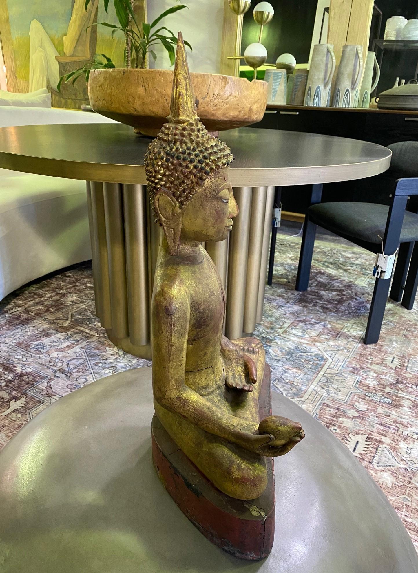 Bouddha serein asiatique en bois sculpté et doré assis, temple et sanctuaire en siam thaïlandais en vente 6