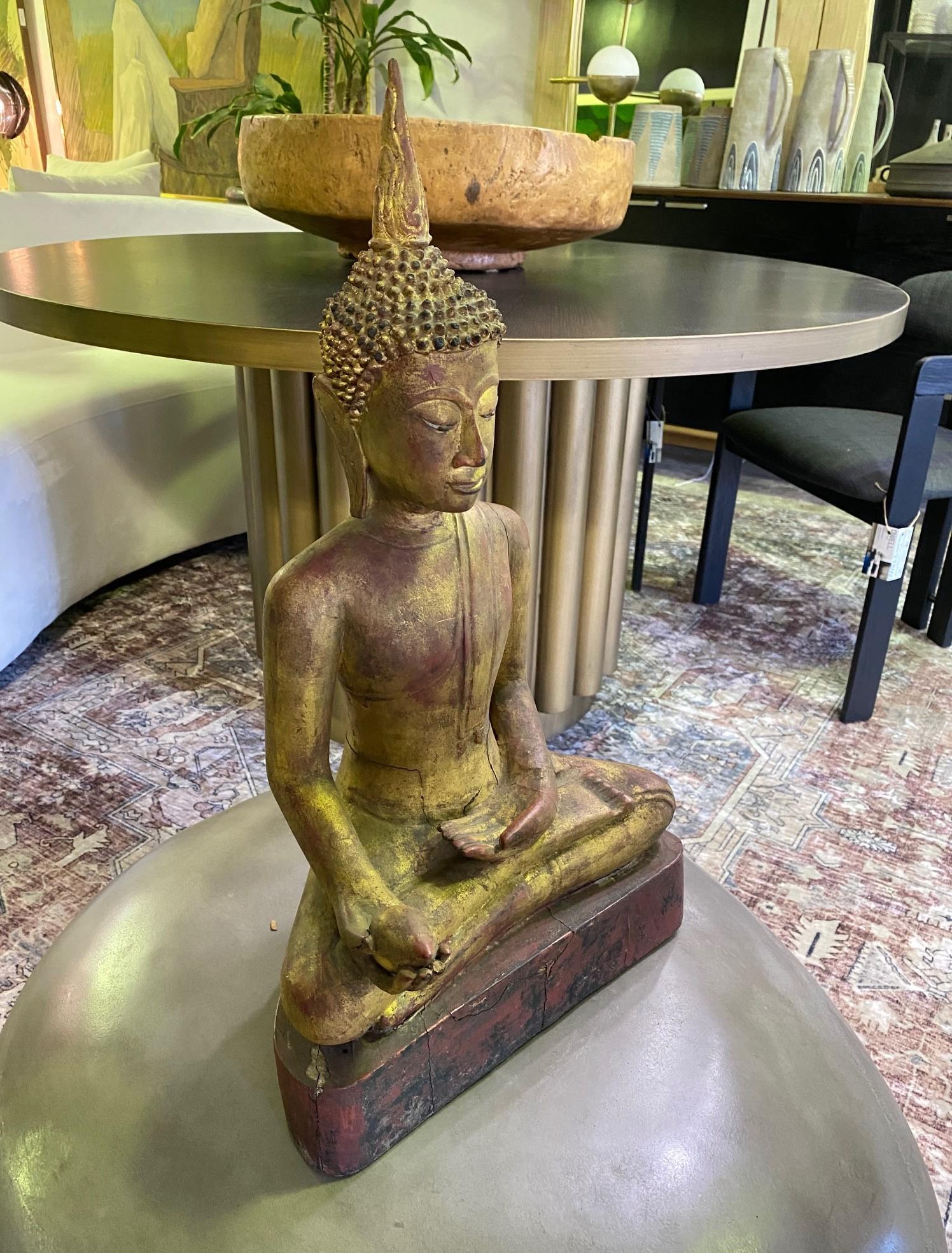 Bouddha serein asiatique en bois sculpté et doré assis, temple et sanctuaire en siam thaïlandais en vente 8