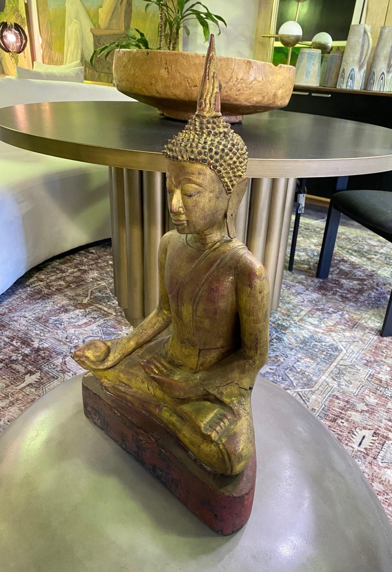 Bouddha serein asiatique en bois sculpté et doré assis, temple et sanctuaire en siam thaïlandais en vente 9