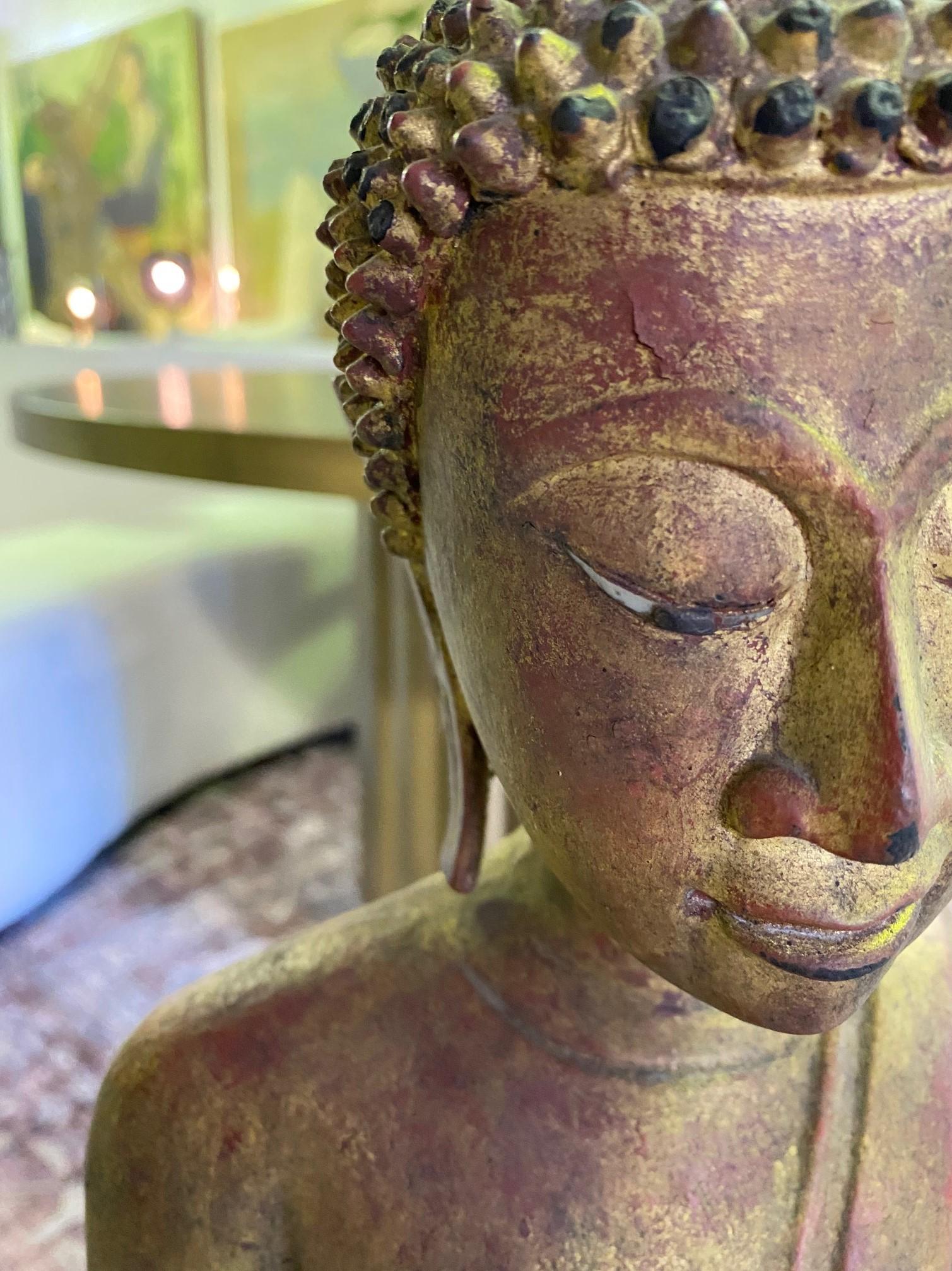 Bouddha serein asiatique en bois sculpté et doré assis, temple et sanctuaire en siam thaïlandais en vente 10