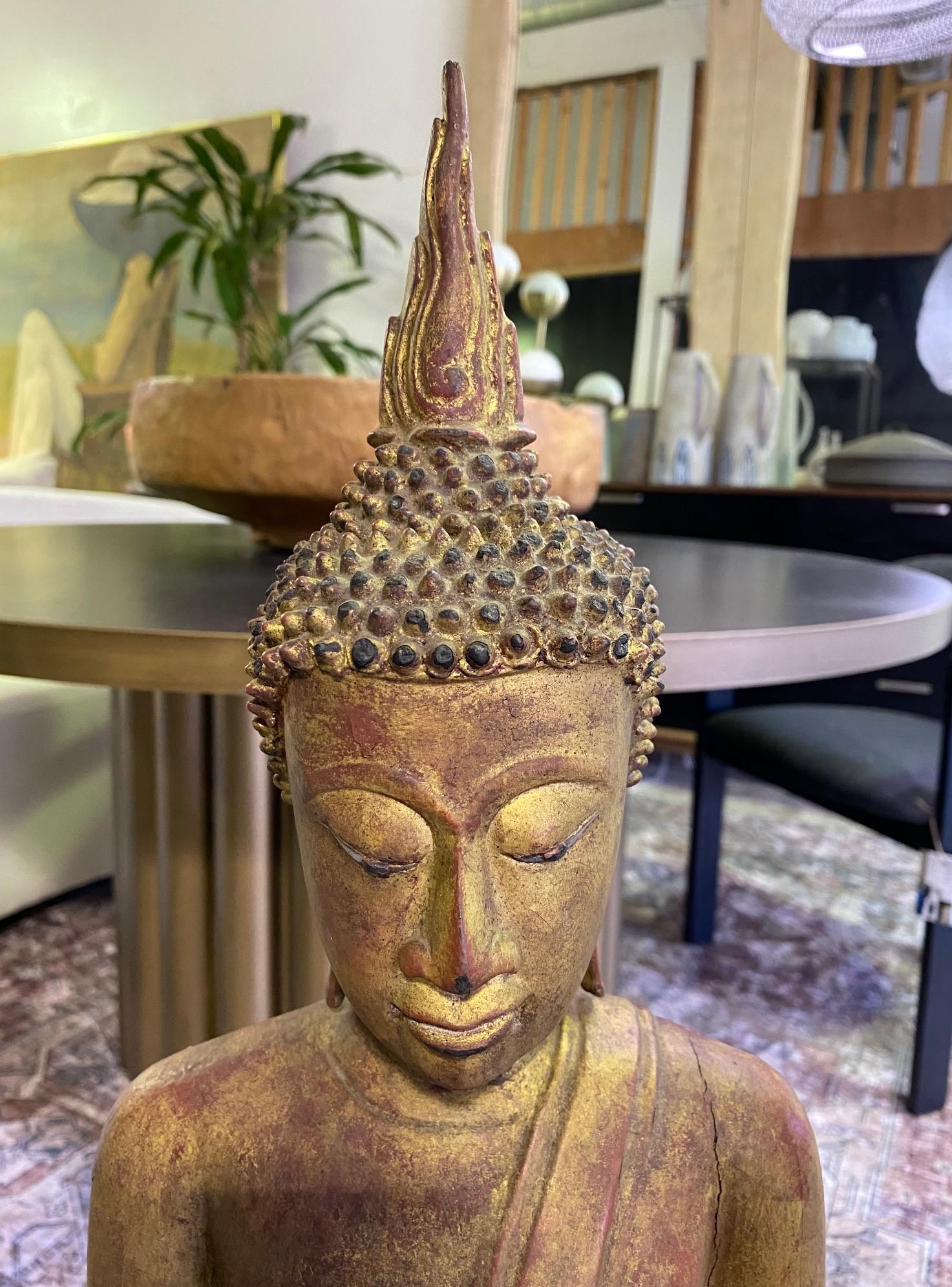 Thaïlandais Bouddha serein asiatique en bois sculpté et doré assis, temple et sanctuaire en siam thaïlandais en vente