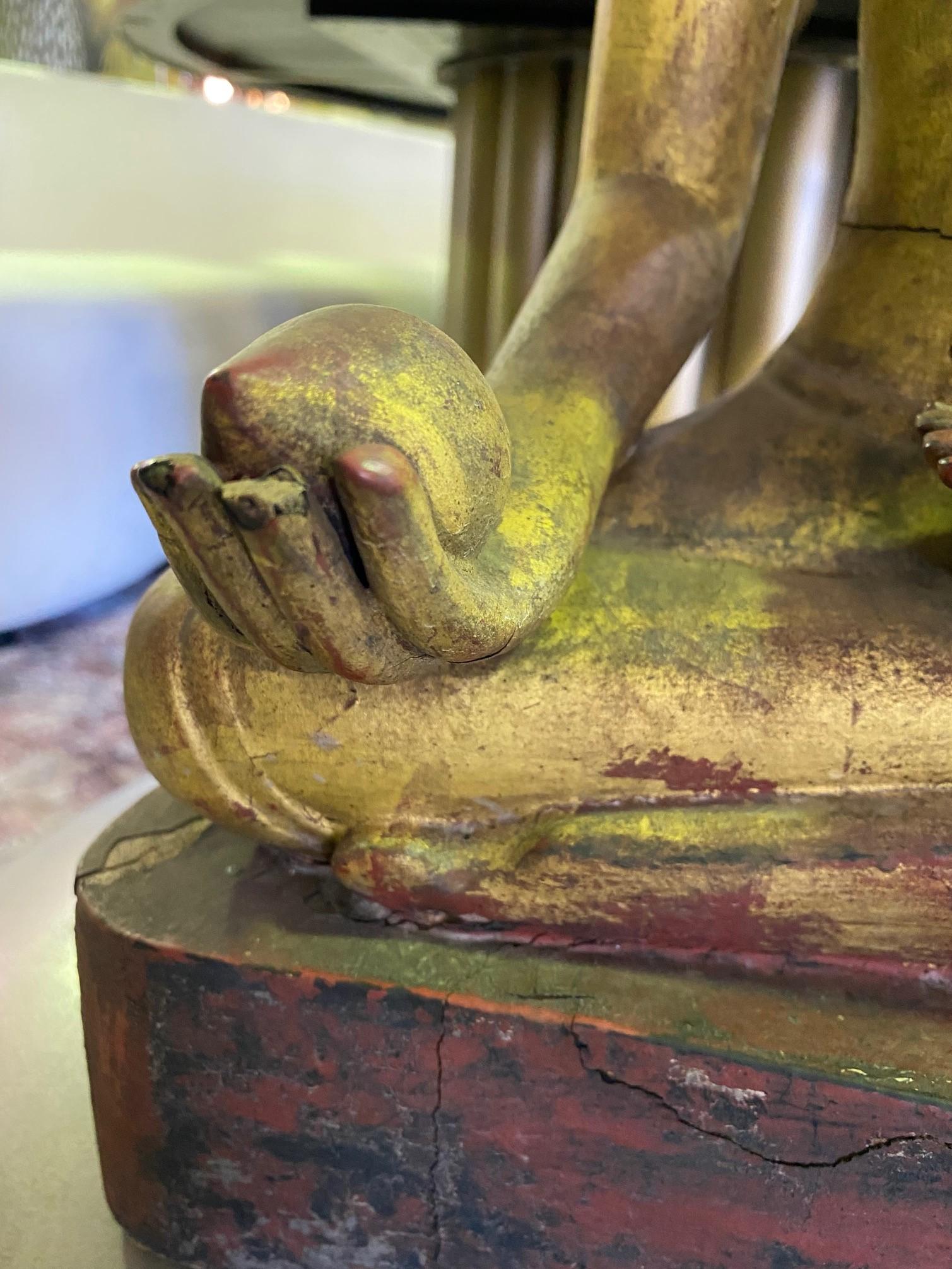 Bouddha serein asiatique en bois sculpté et doré assis, temple et sanctuaire en siam thaïlandais Bon état - En vente à Studio City, CA