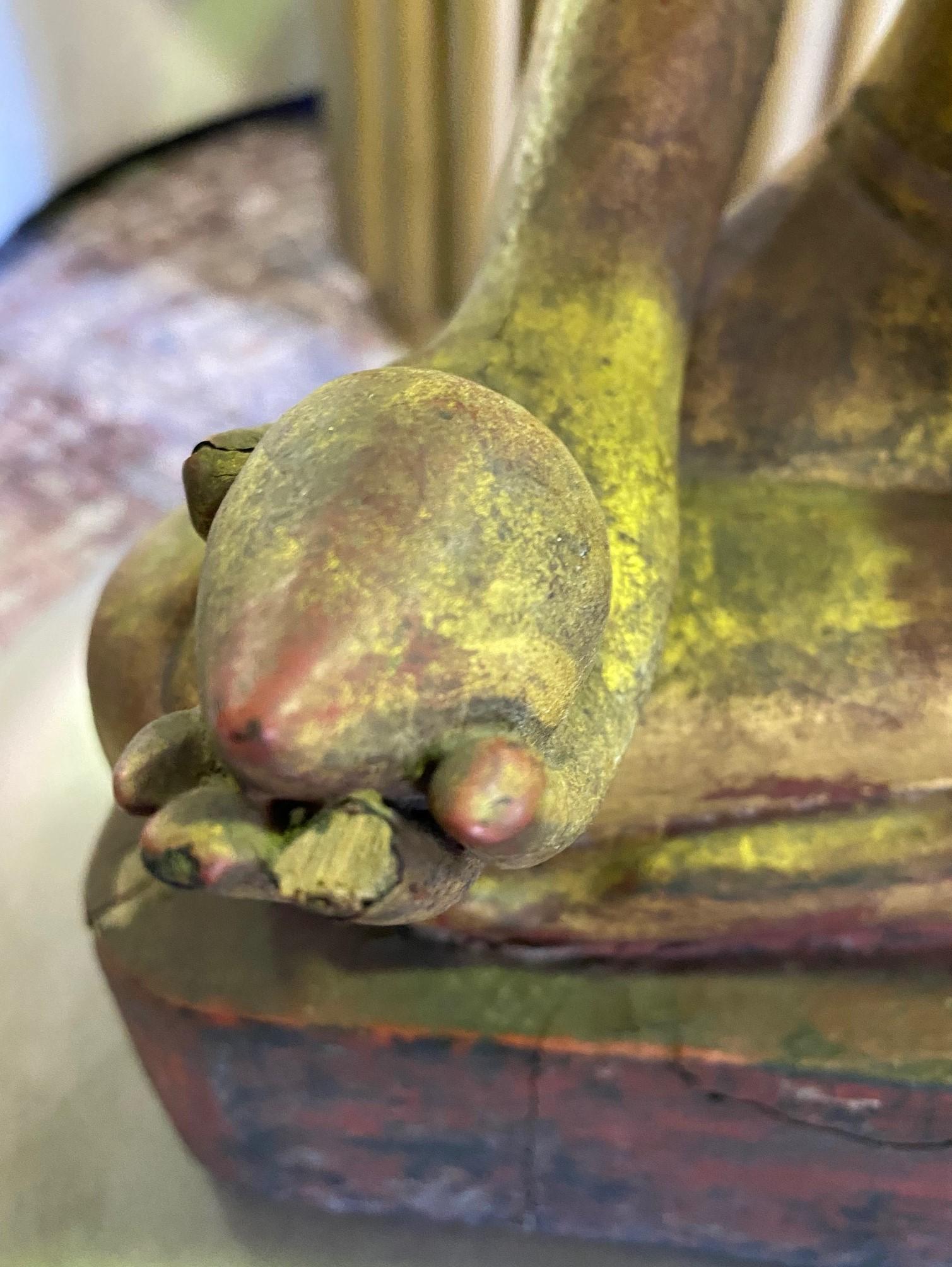 20ième siècle Bouddha serein asiatique en bois sculpté et doré assis, temple et sanctuaire en siam thaïlandais en vente