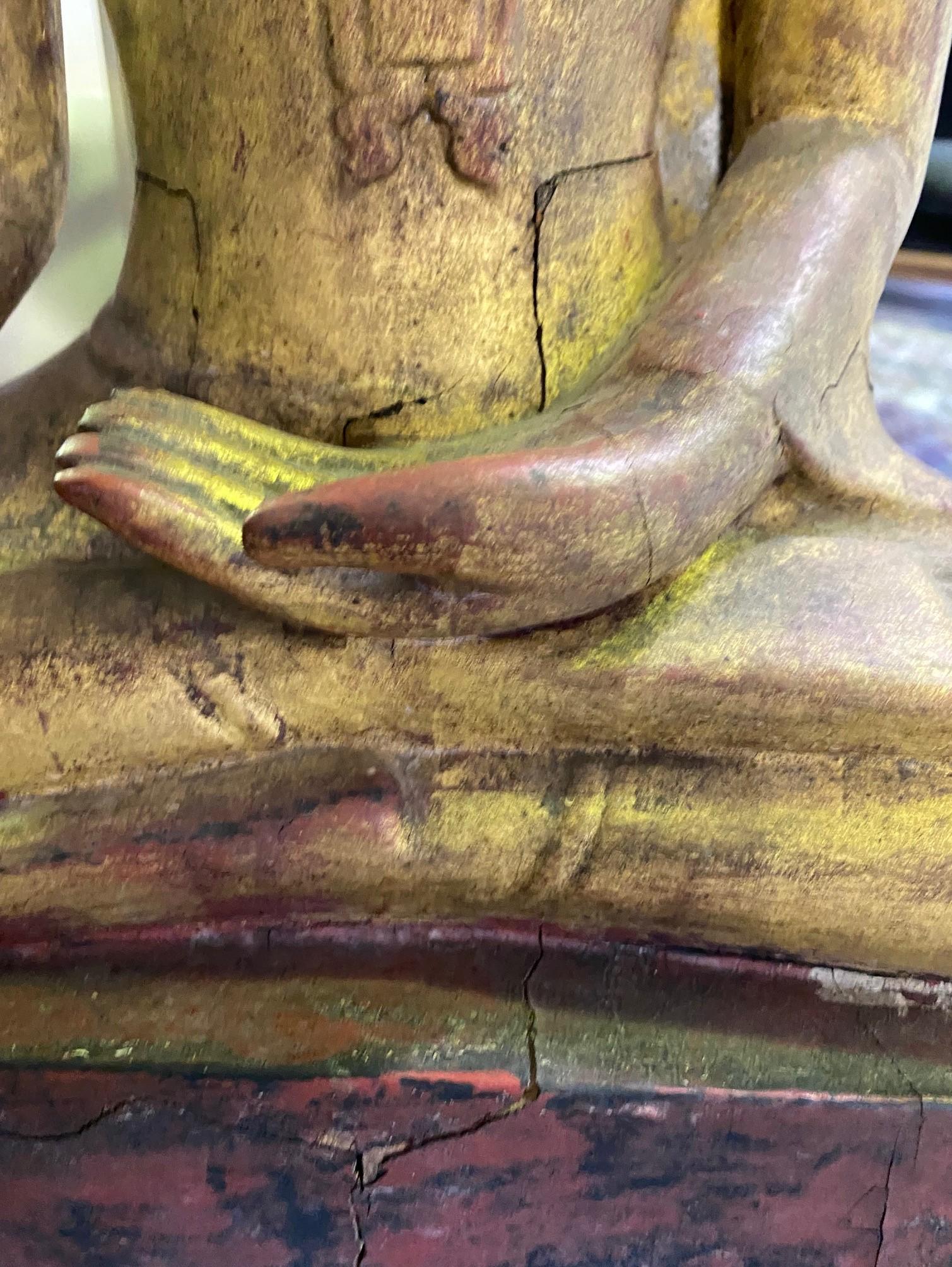 Bouddha serein asiatique en bois sculpté et doré assis, temple et sanctuaire en siam thaïlandais en vente 1