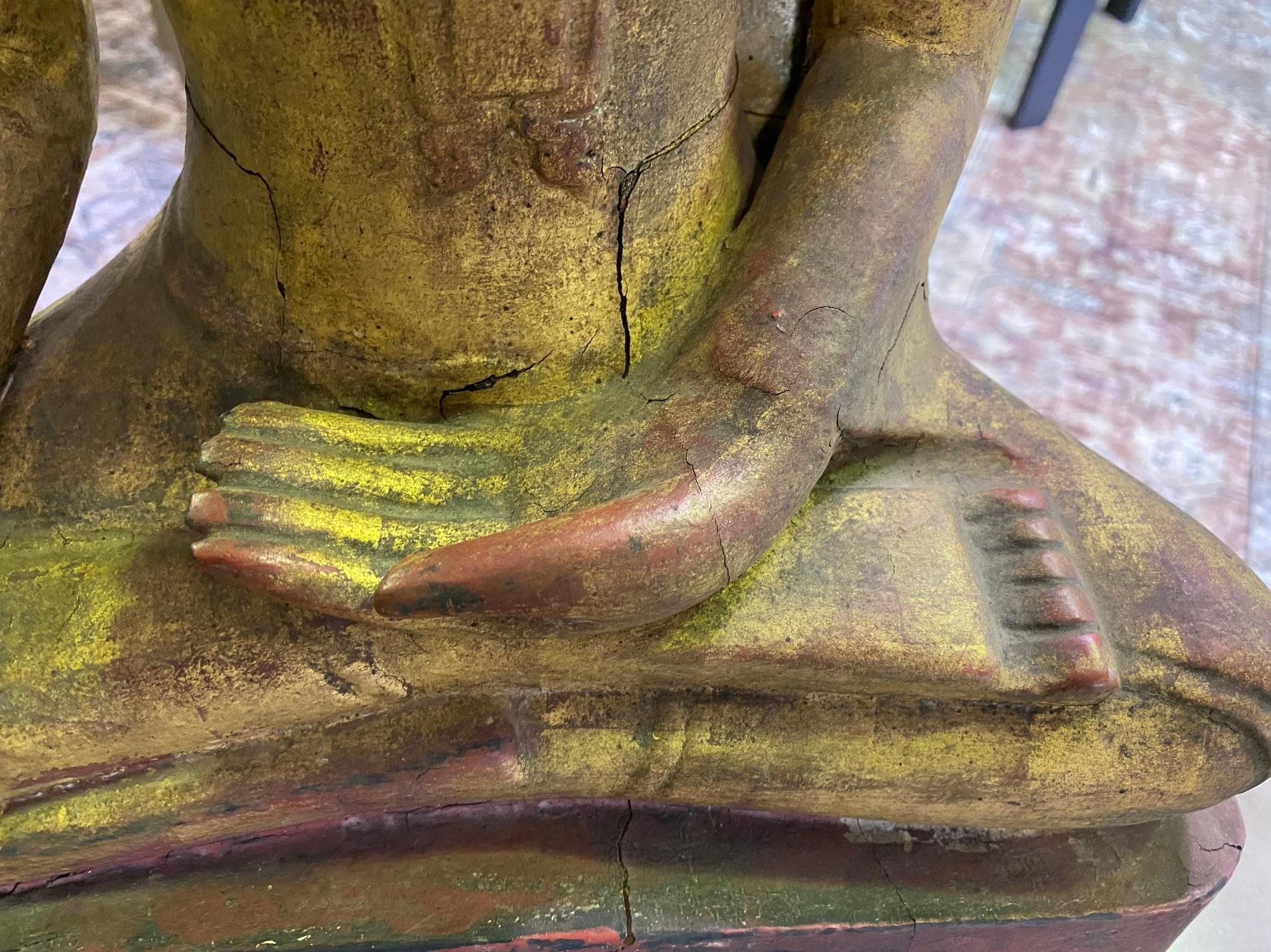 Bouddha serein asiatique en bois sculpté et doré assis, temple et sanctuaire en siam thaïlandais en vente 2