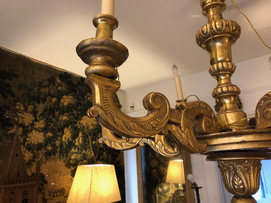 Lampadario a sei bracci in legno intagliato dorato in vendita 1