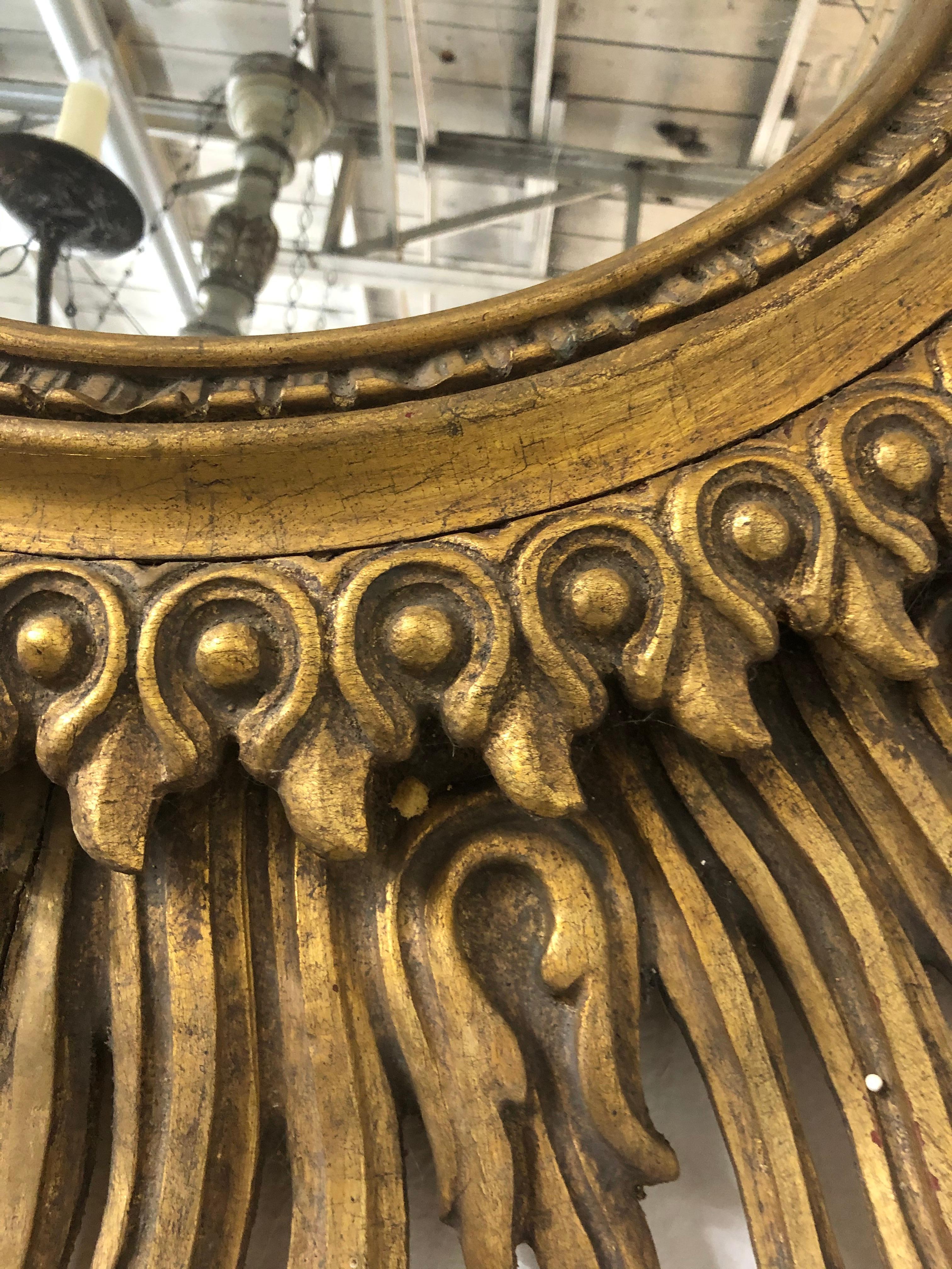 Empire américain Miroir encadré en bois sculpté doré en forme de soleil en vente