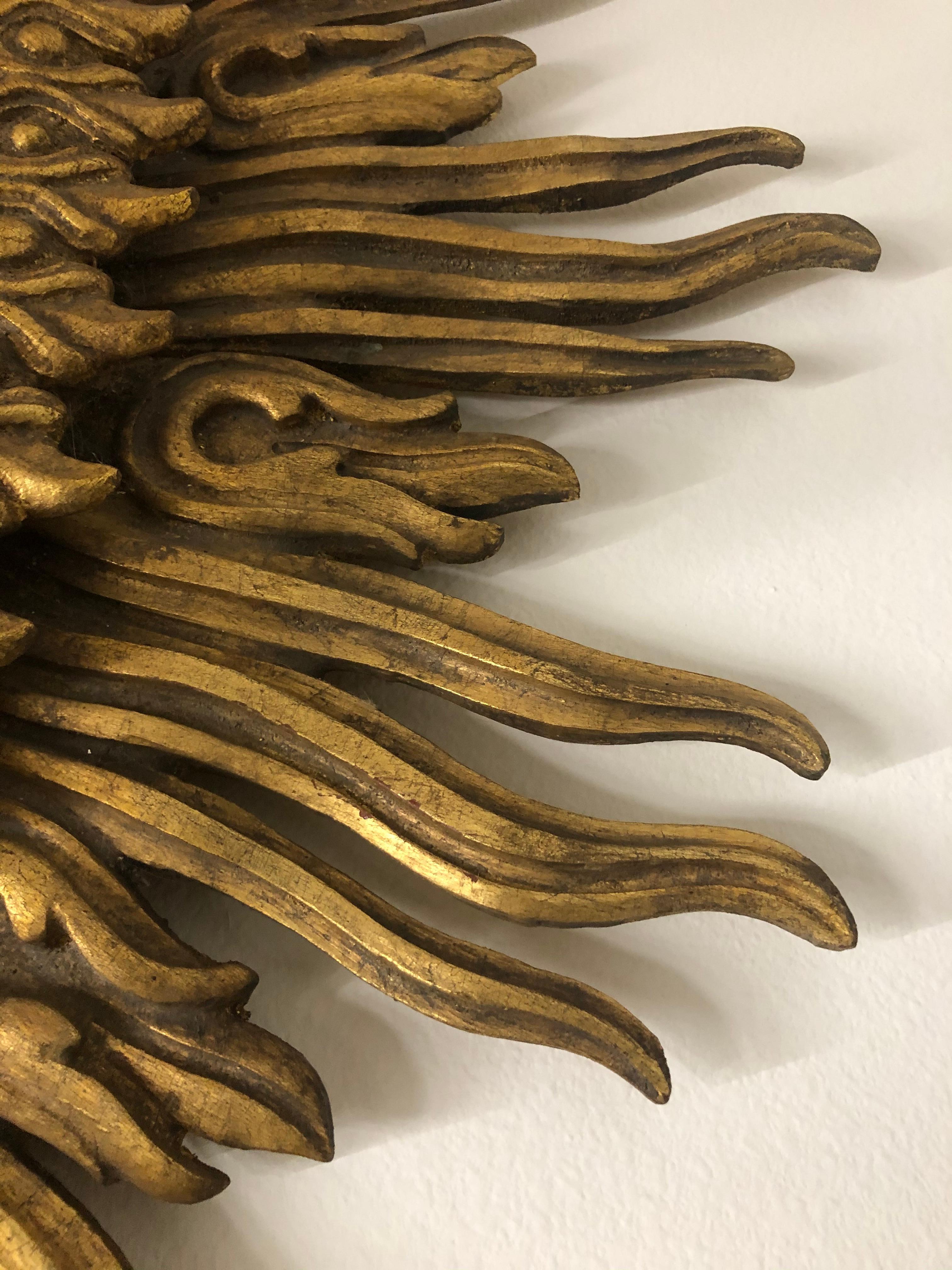 Vergoldetes geschnitztes Wood Sunburst Gerahmter Spiegel (Unbekannt) im Angebot
