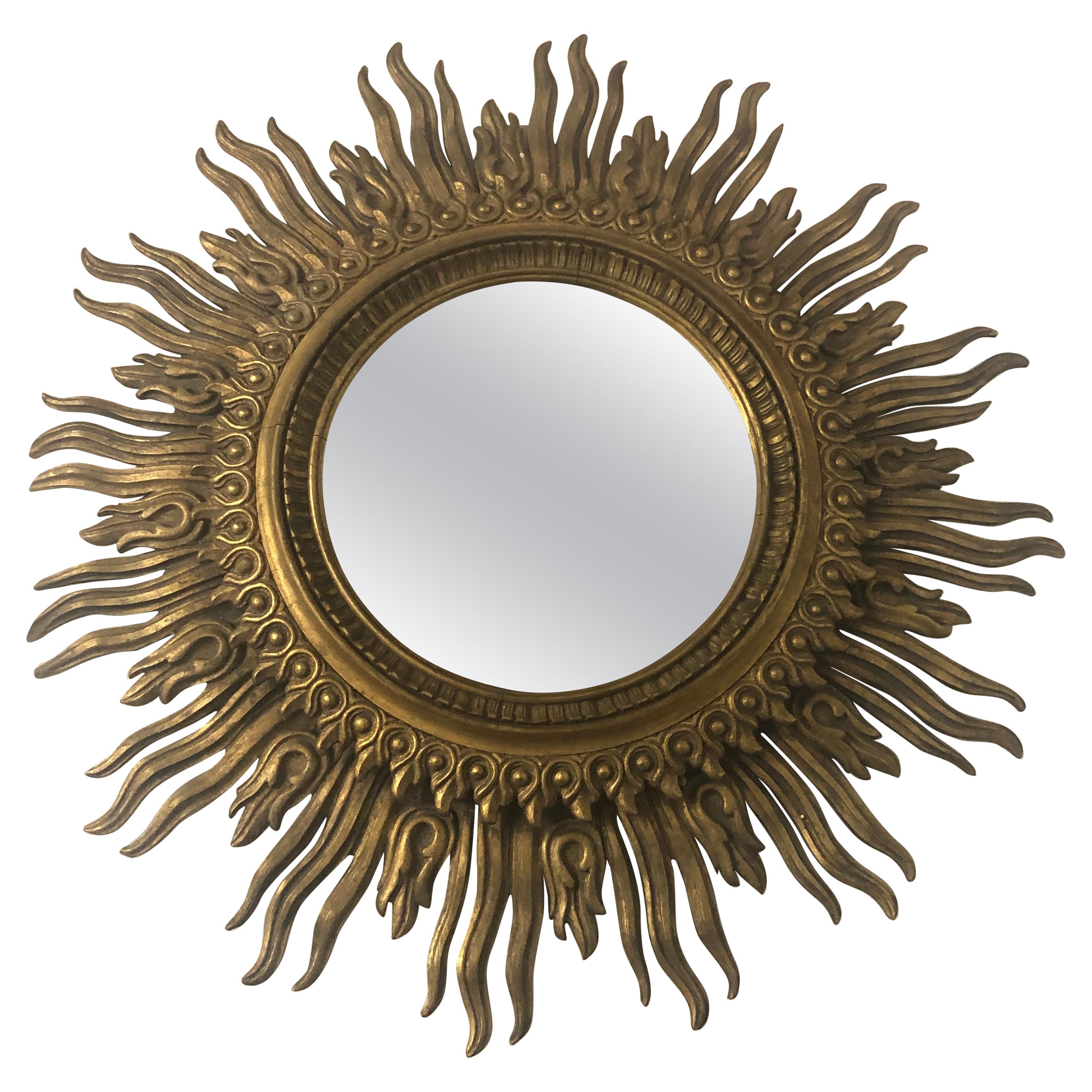 Miroir encadré en bois sculpté doré en forme de soleil en vente