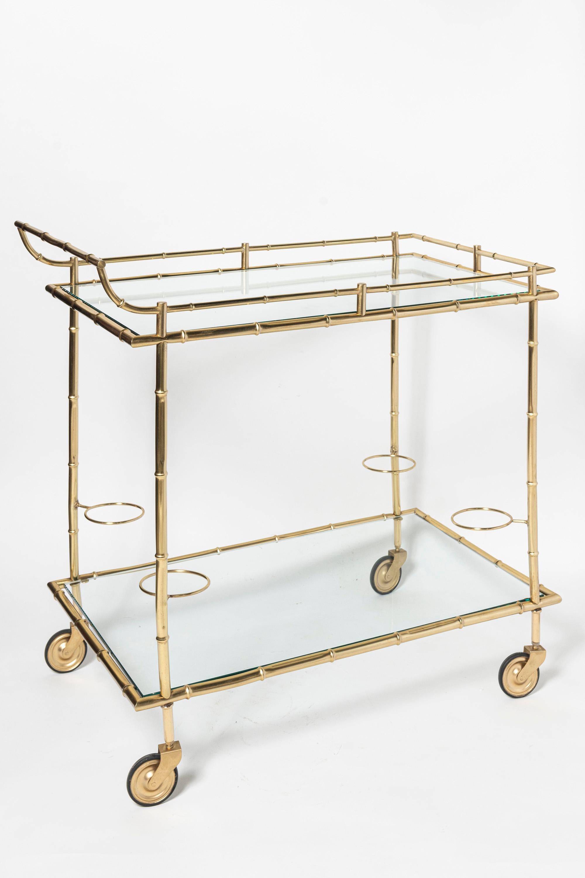 Carrito de bar de bronce fundido dorado y cristal. Francia, hacia 1950. Moderno de mediados de siglo en venta