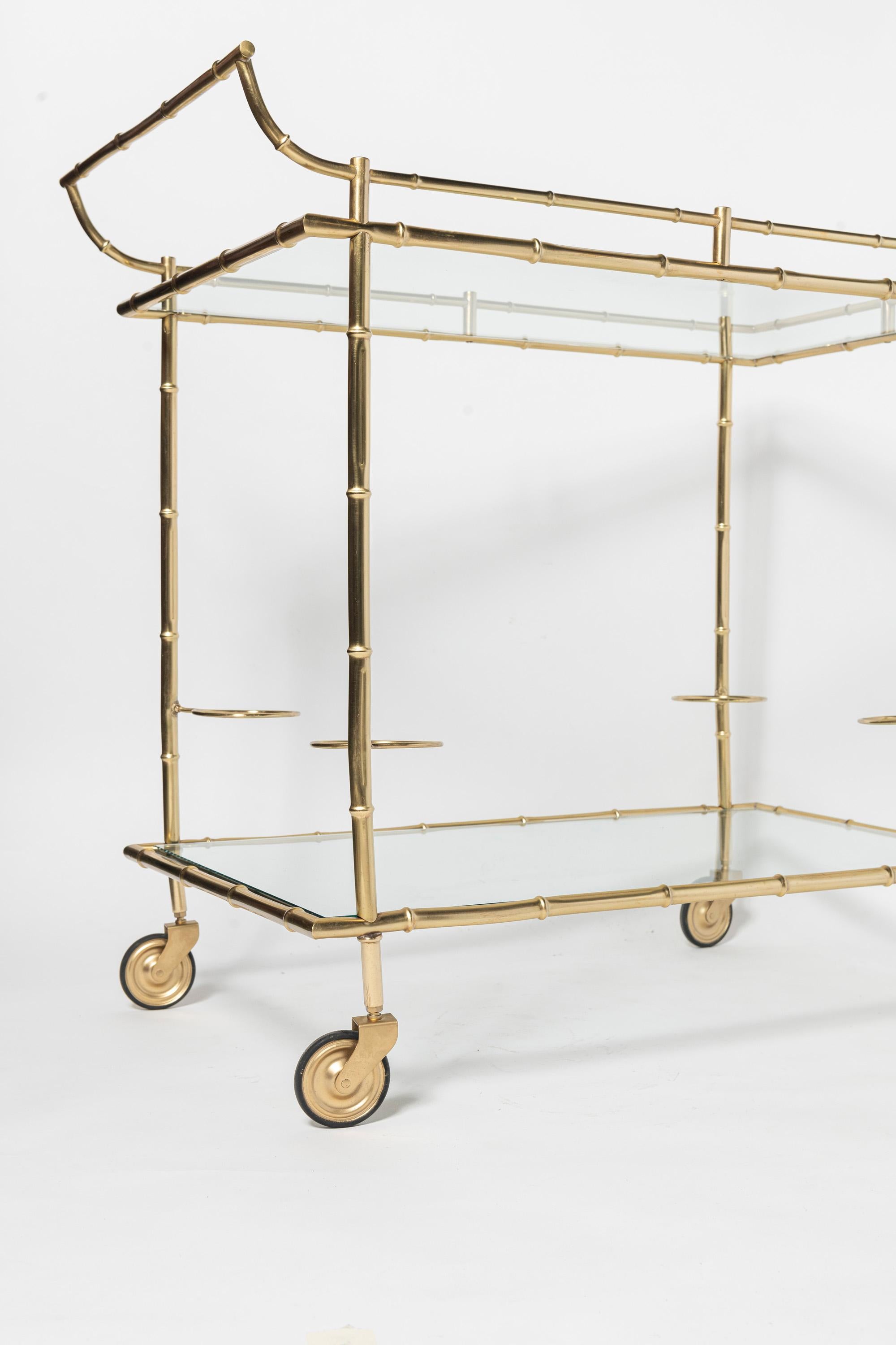 Carrito de bar de bronce fundido dorado y cristal. Francia, hacia 1950. Francés en venta
