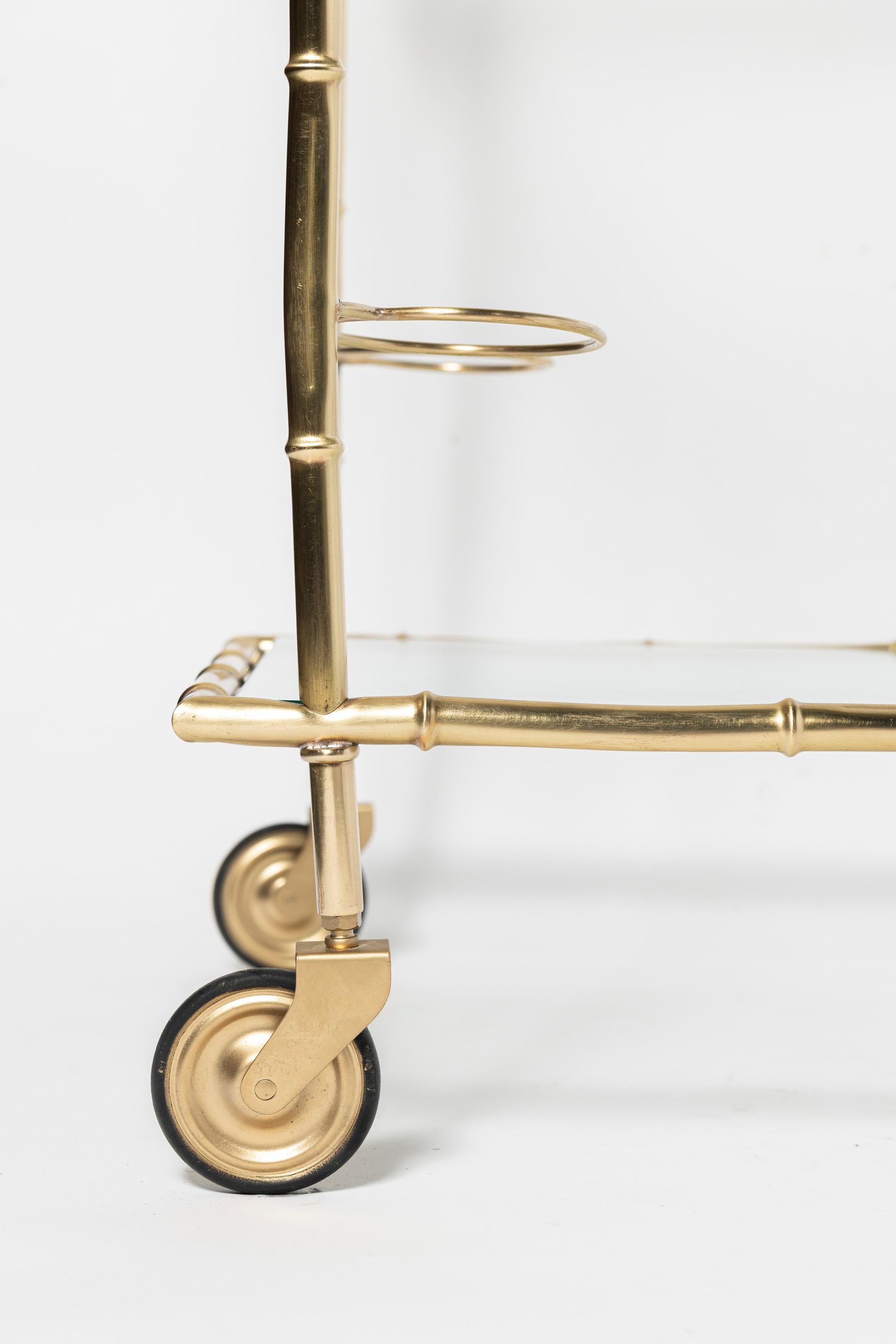Carrito de bar de bronce fundido dorado y cristal. Francia, hacia 1950. mediados del siglo XX en venta