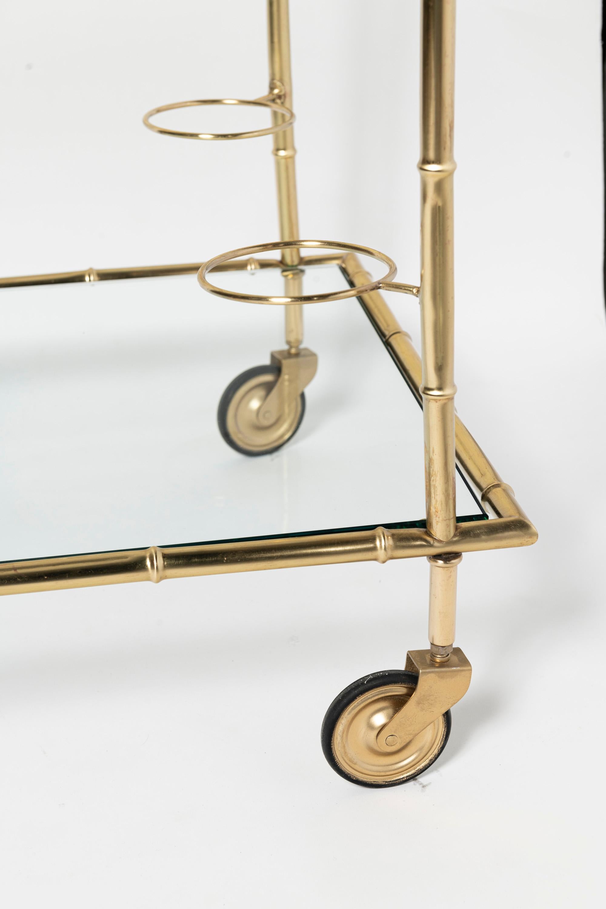 Carrito de bar de bronce fundido dorado y cristal. Francia, hacia 1950. Bronce en venta