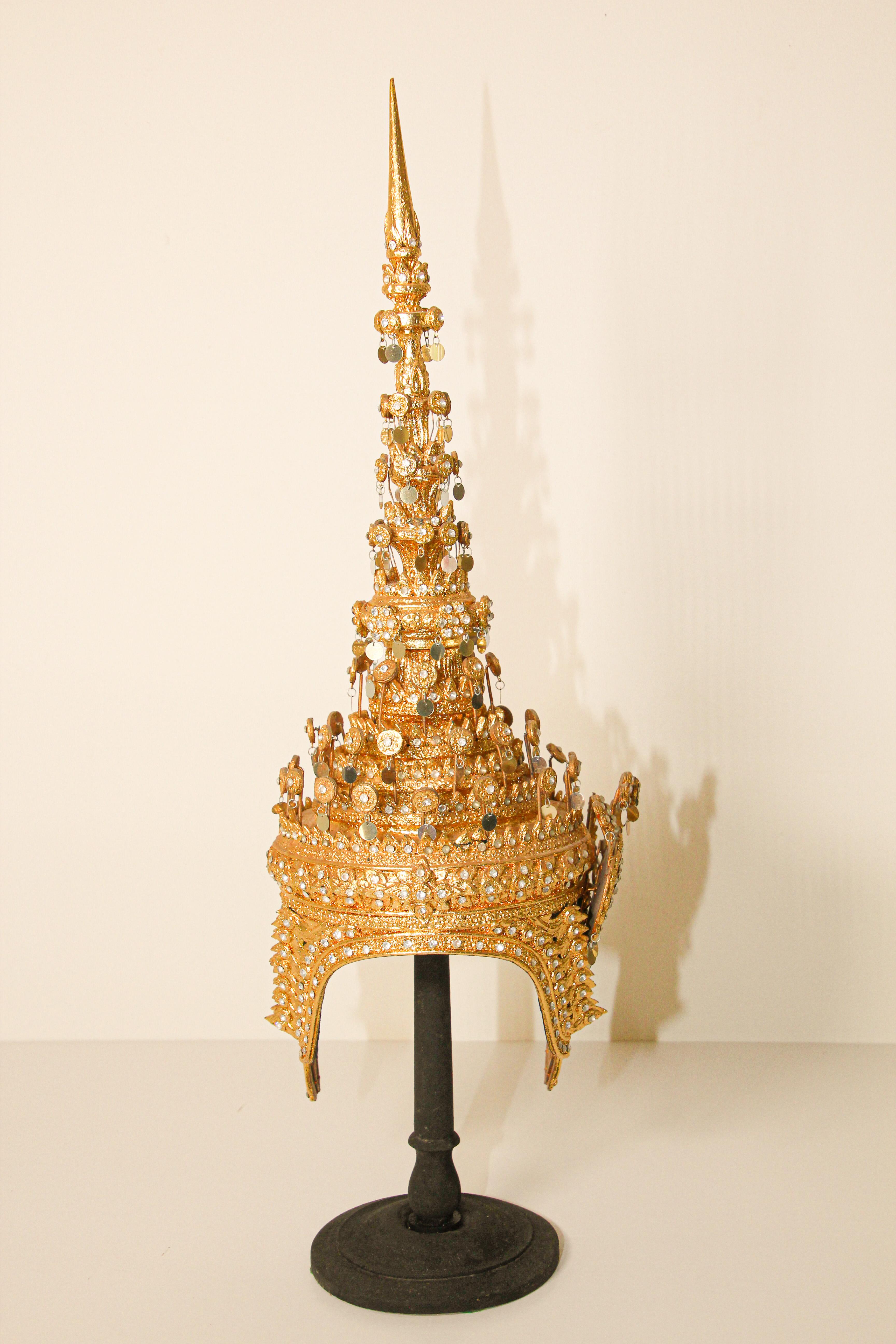 Vergoldetes zeremonielles Thai-Kopfkleid (20. Jahrhundert) im Angebot