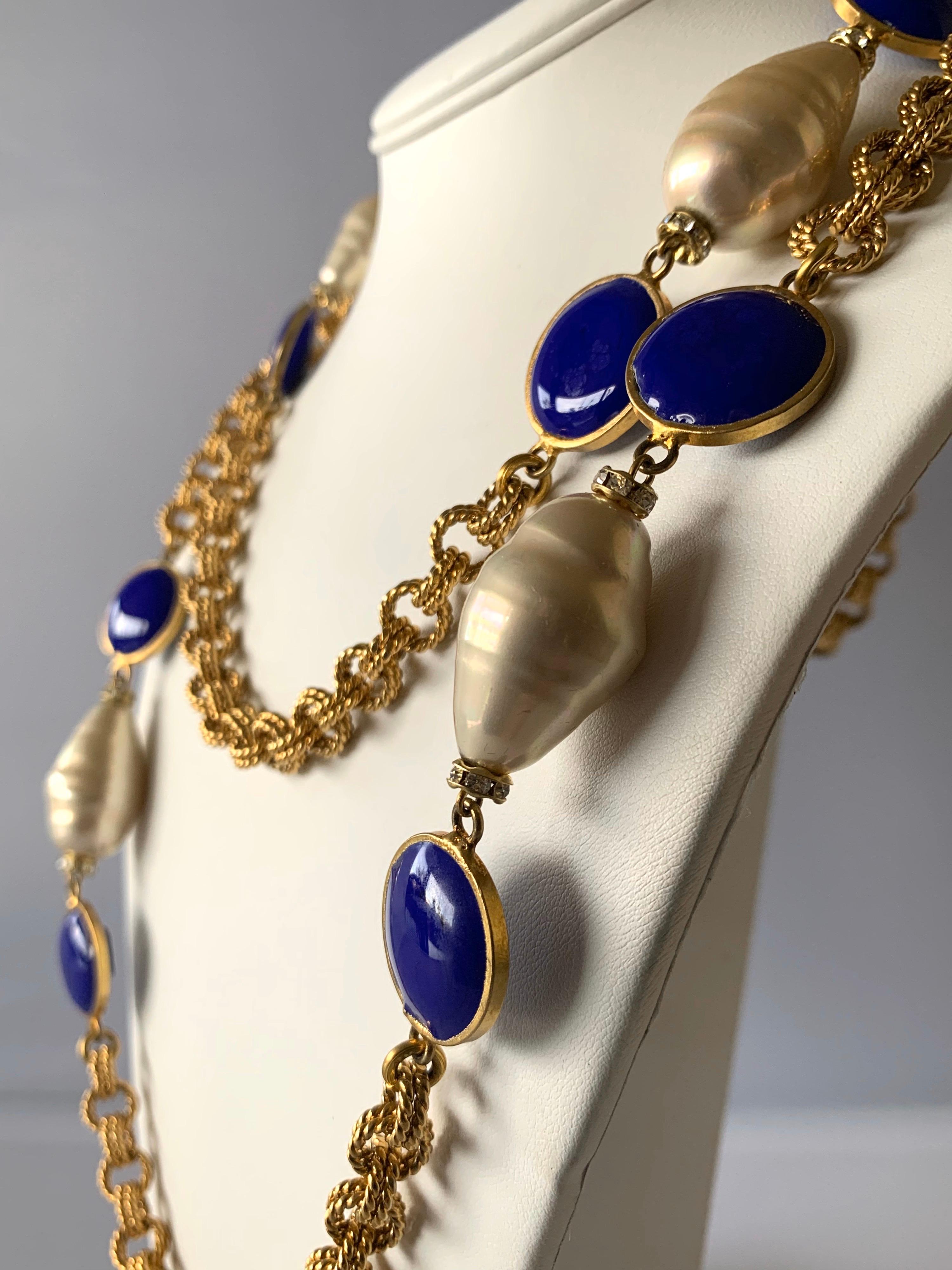 Chunky high-fashion gilt chain navy blue and pearl 