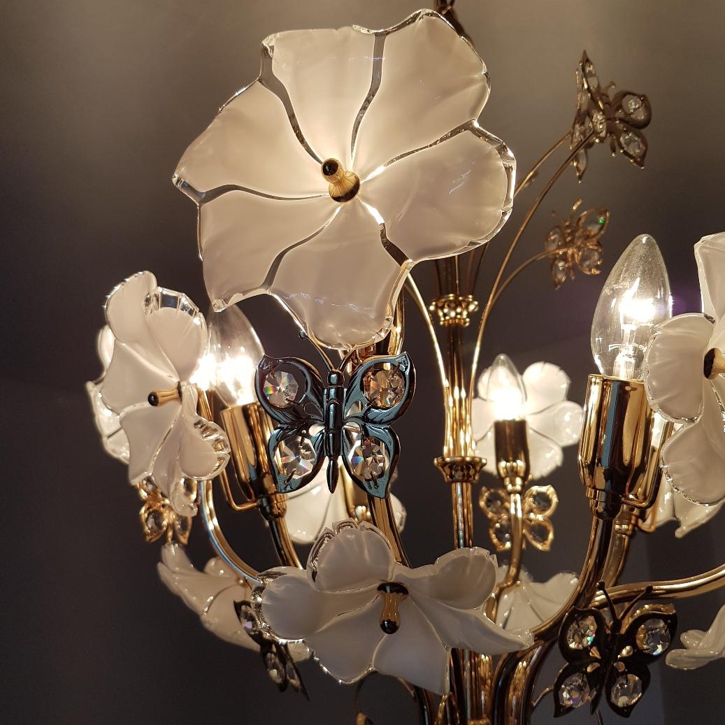 Gilt chandelier with Murano glass flowers and Swarovski crystals by Murano, 1990s.
With eight little E14 fittings.
Diameter Murano glass flower: 15 cm
Excellent condition.
 