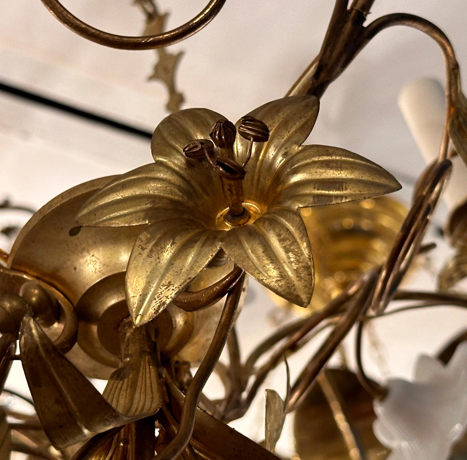 Vergoldeter Kronleuchter mit Blumen aus Opalglas mit Opalglas im Angebot 1
