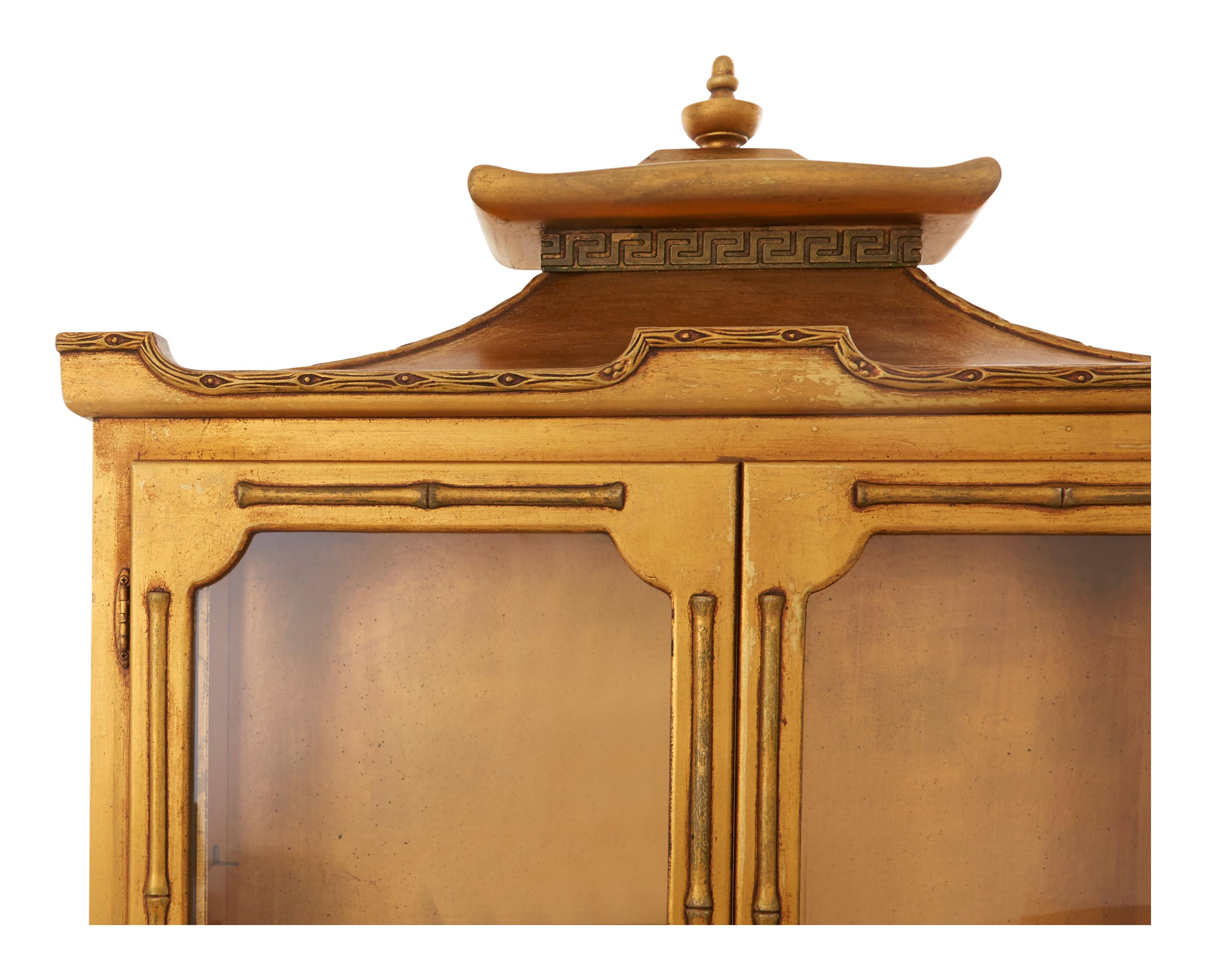 Gilt Chinoiserie Display Cabinet In Good Condition For Sale In Chicago, IL