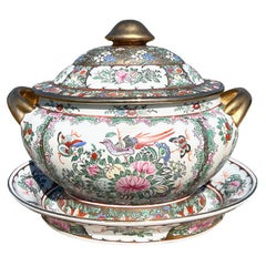 Sopera de Cerámica Ovalada con Tapa y Bajoplato Chinoiserie Dorada Rosa Famille Rose