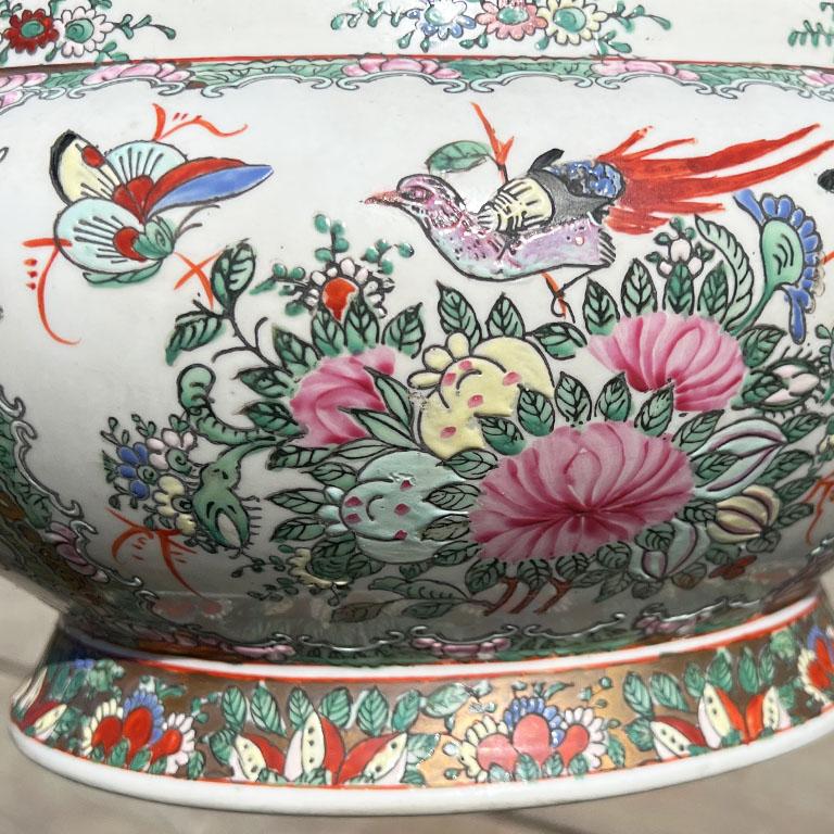 Vergoldete Chinoiserie Rosa Famille Rose Ovale Keramik-Terrine mit Deckel und Unterteller  im Angebot 1