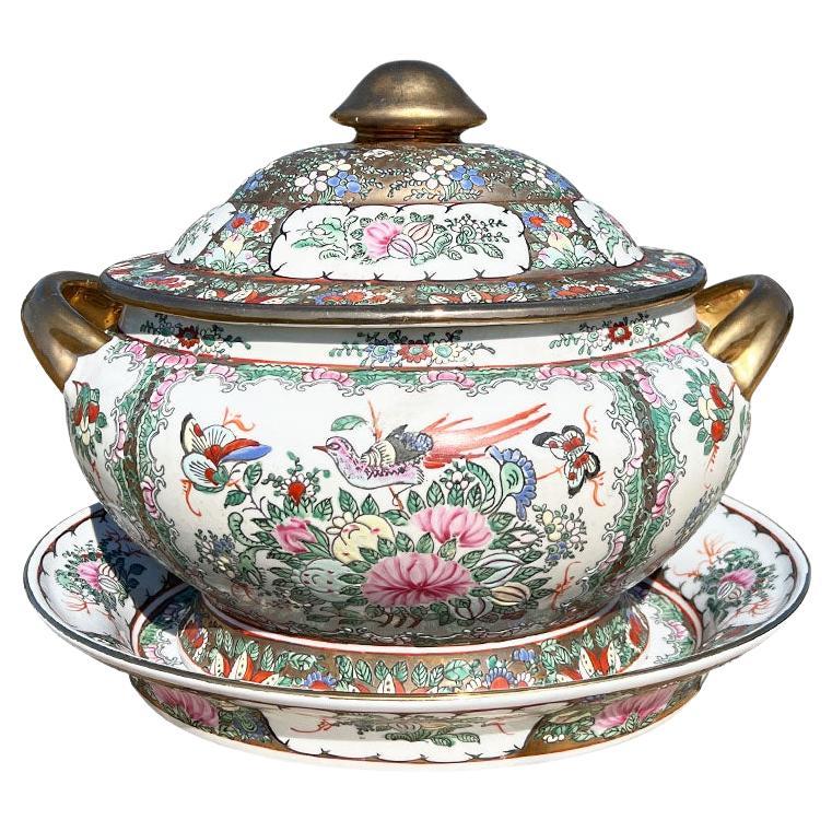 Soupière ovale en céramique dorée Chinoiserie rose Famille Rose avec couvercle et dessous de plat  en vente