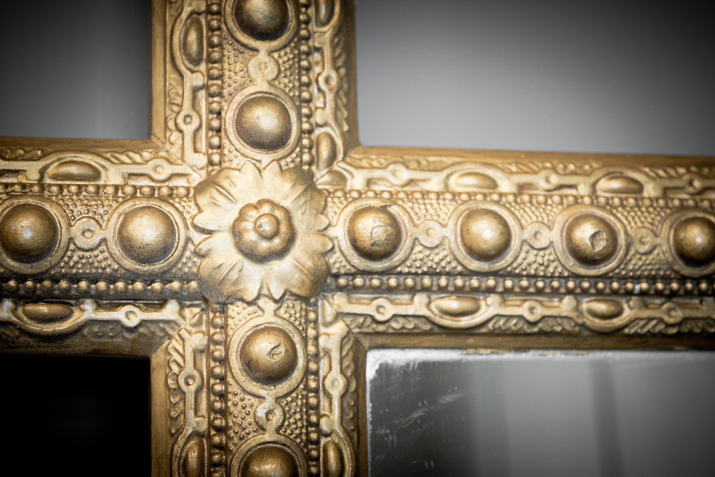 XIXe siècle Miroir encadré à croix dorée en vente