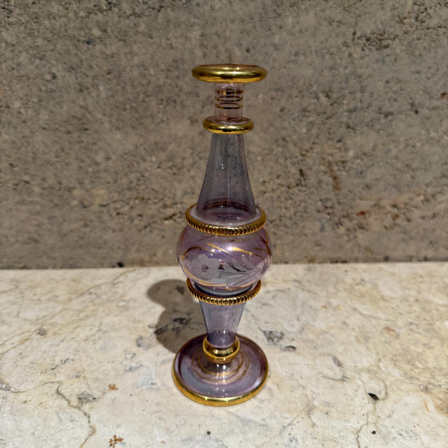 Pour votre considération, un  vase en cristal taillé dans des tons violets et pourpre doré. Style égyptien. 
Non marqué. 

Dimensions : 7 H x 2 diamètre.

N'hésitez pas à jeter un coup d'œil à nos annonces, nous avons une incroyable collection