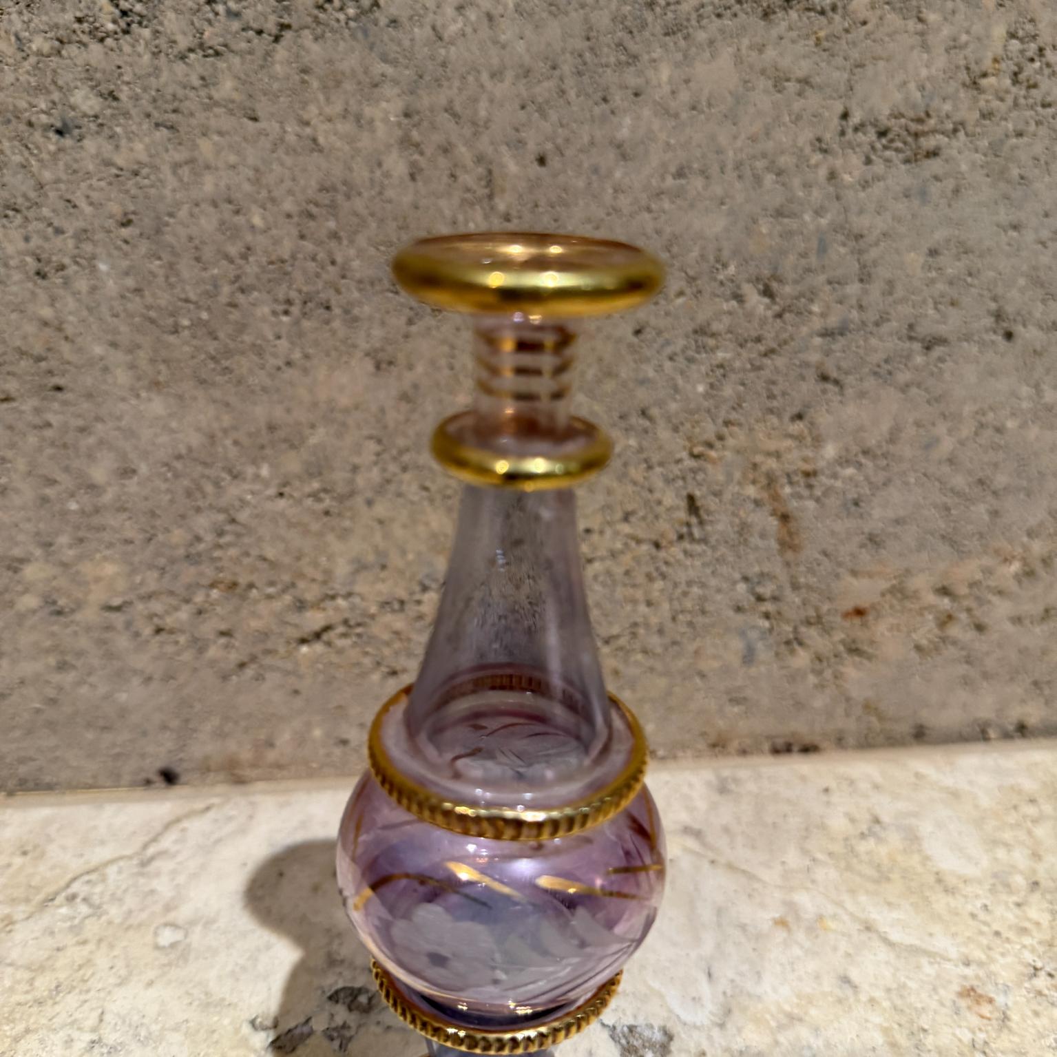 Néo-égyptien Doré  Vase à fleurs égyptiennes en cristal violet taillé en vente