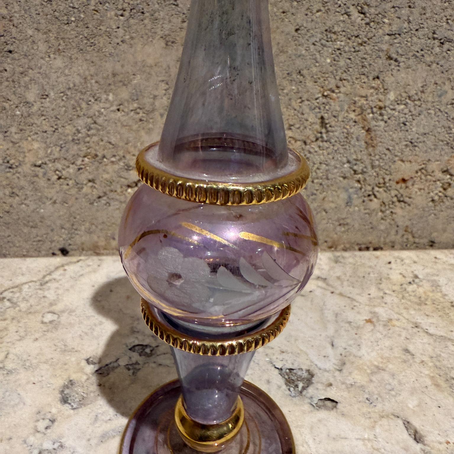Inconnu Doré  Vase à fleurs égyptiennes en cristal violet taillé en vente