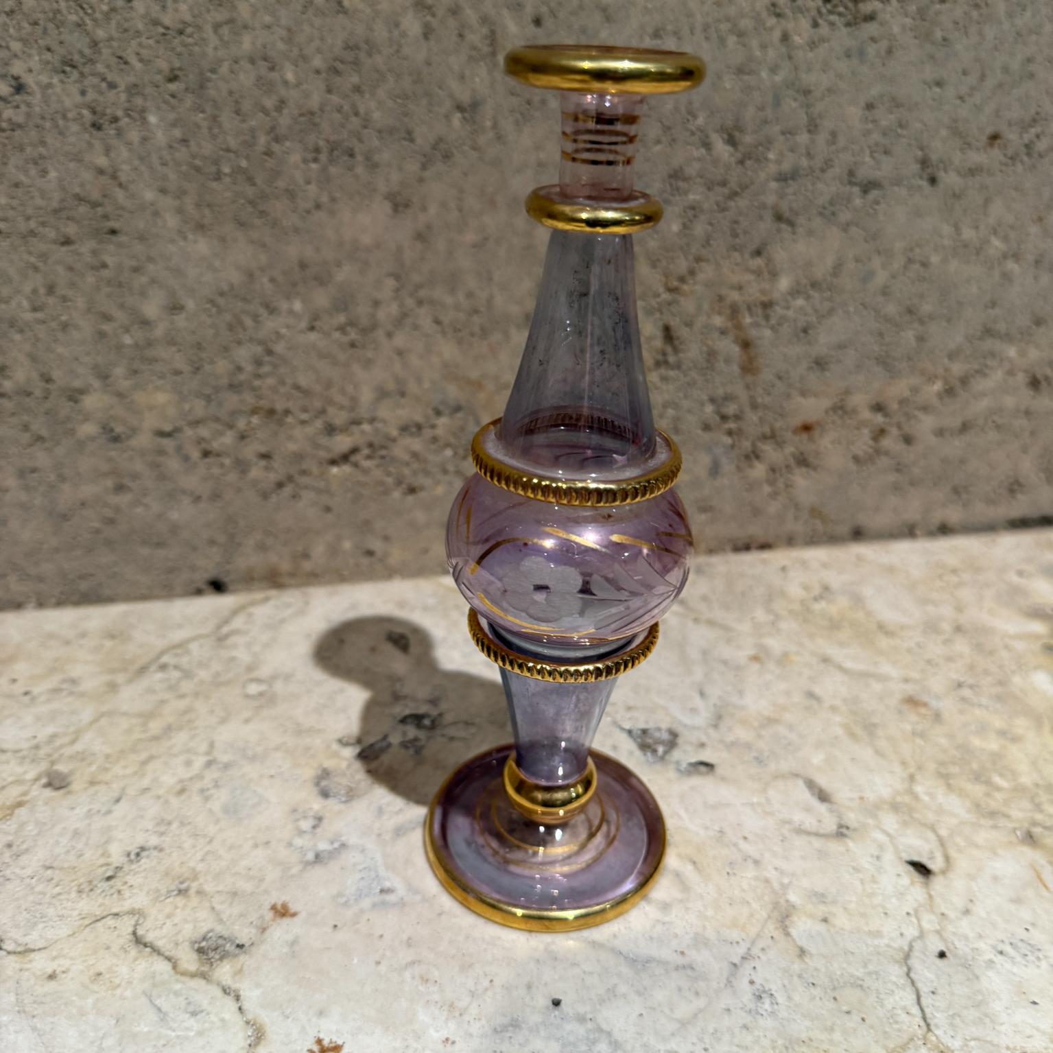 Cristal Doré  Vase à fleurs égyptiennes en cristal violet taillé en vente