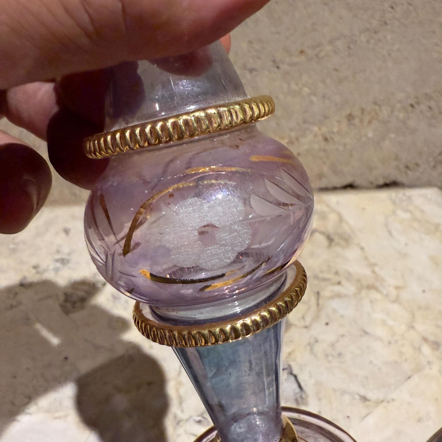 Doré  Vase à fleurs égyptiennes en cristal violet taillé en vente 2